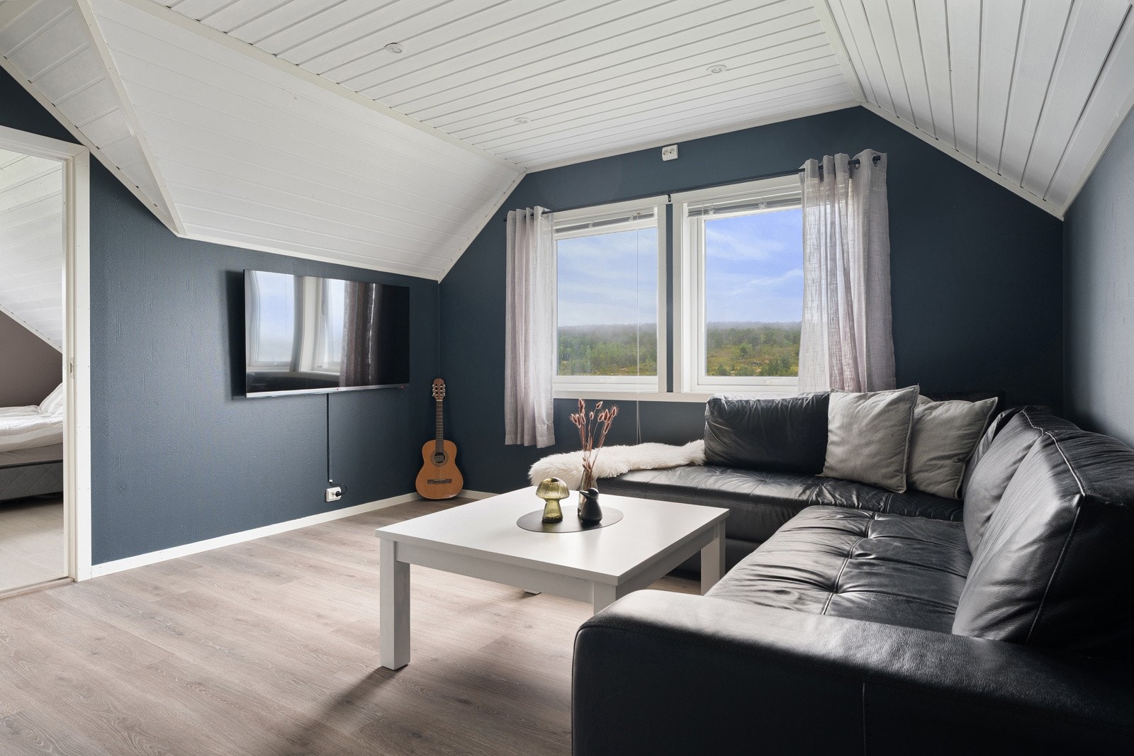 Loftstue som gir god plass til både lek, TV-stue eller hjemmekontor.