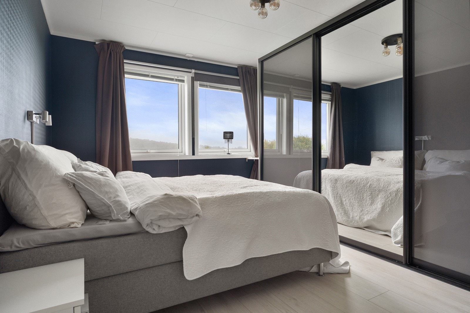 Hovedsoverom i 1.etasje med stor skyvedørsgarderobe.