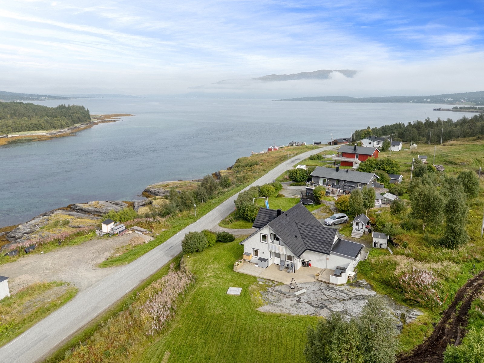 Rett på vestsiden av boligen ligger Litjestraumen, Ryøya, Rystraumen, og Hella.