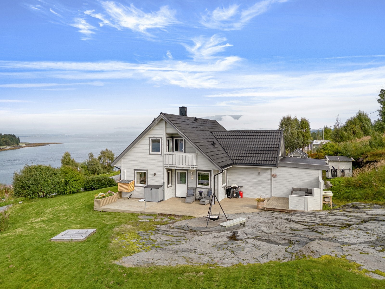 Boligen ligger på et høydedrag med fantastisk utsikt.