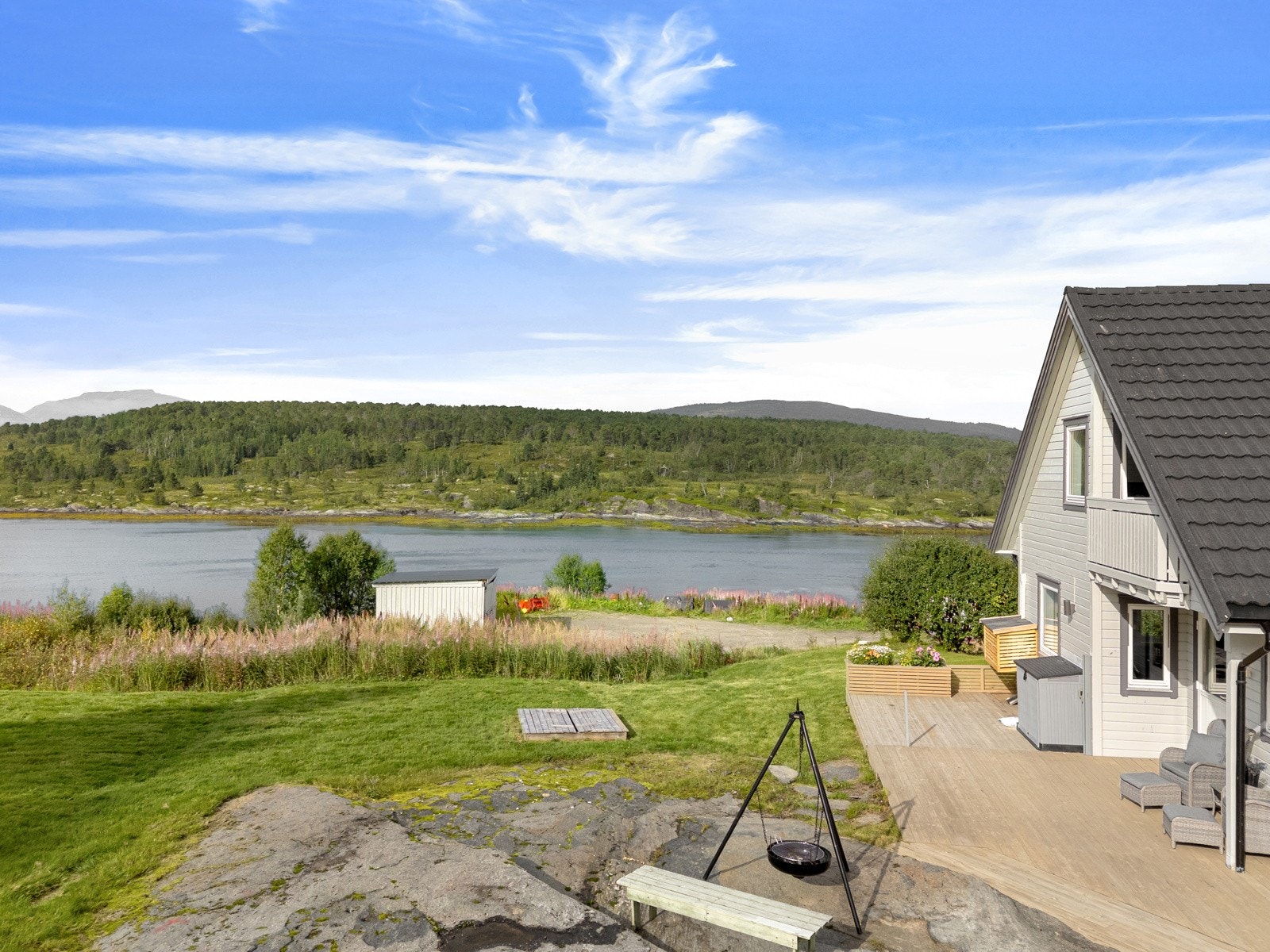 Innbydende uteområde med plen, ideelt for lek, grilling og avslapning.