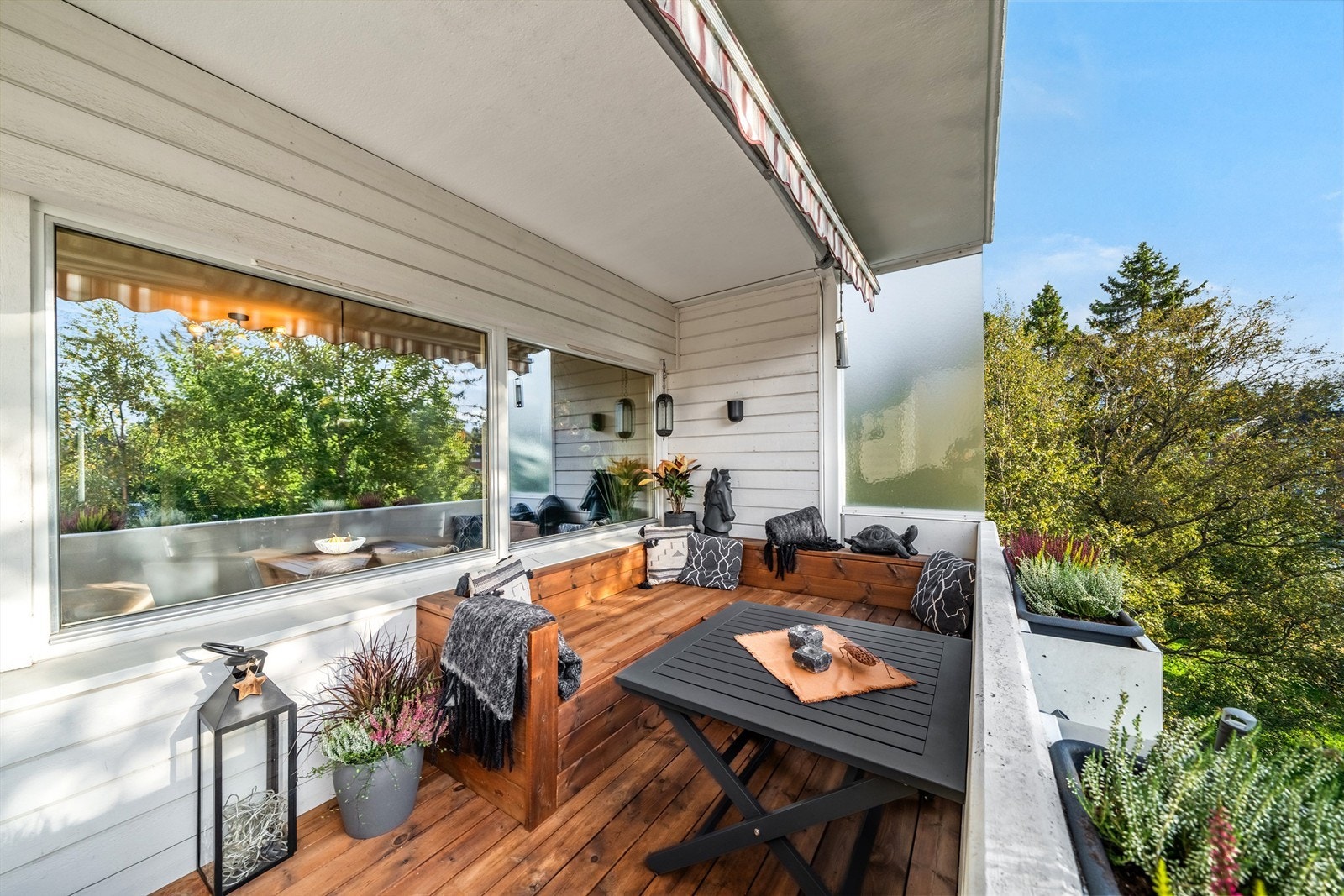 I 2020 ble det også oppført en plassbygd benkeløsning Galleribilde