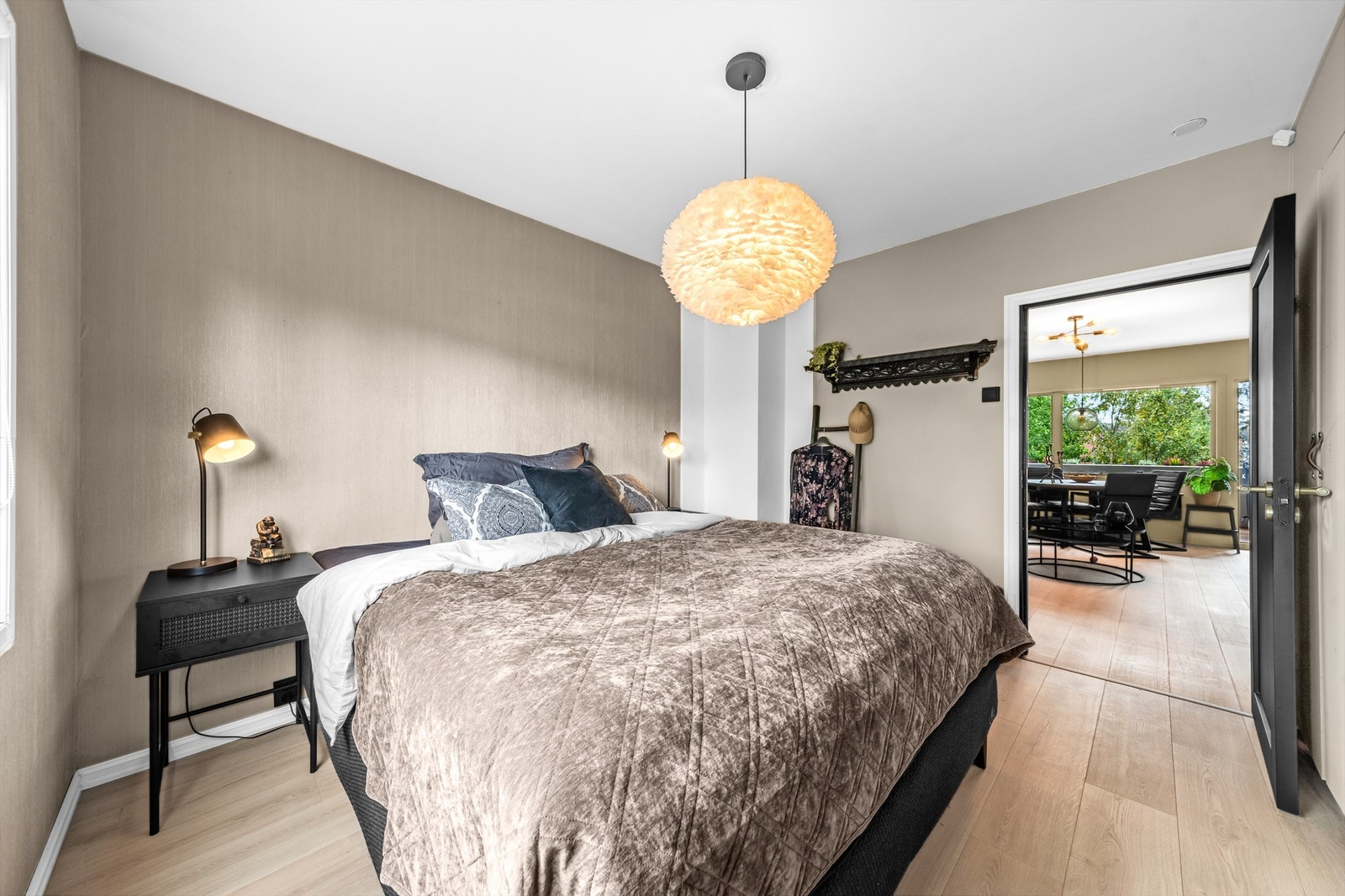 Hovedsoverom med garderobeskap Galleribilde