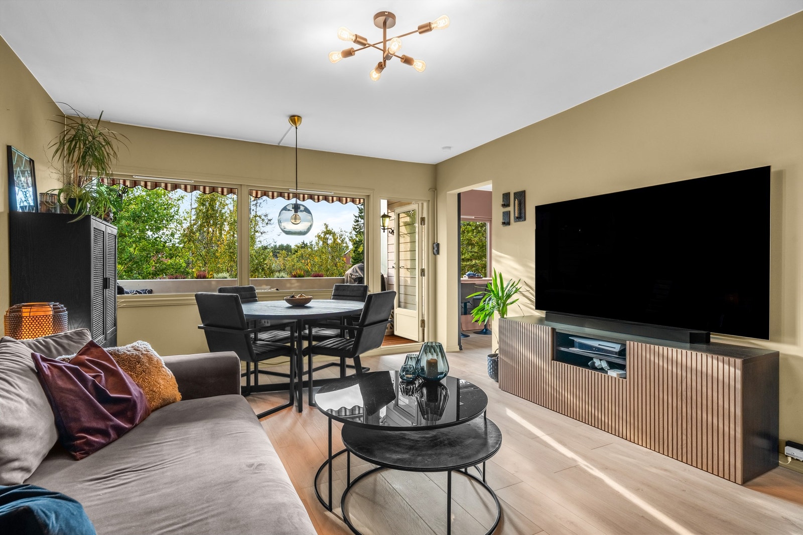 Gode vindusflater på den vestvendte endeveggen gir behagelige lysforhold Galleribilde