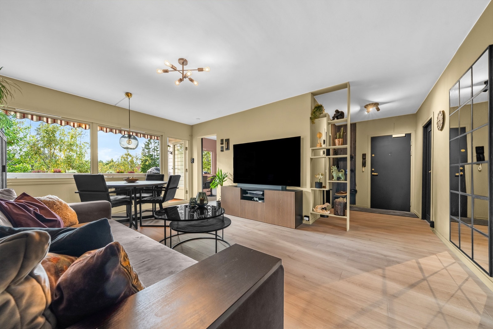 I 2020 ble vegg mellom entré og stue revet for en åpen, luftig atmosfære Galleribilde