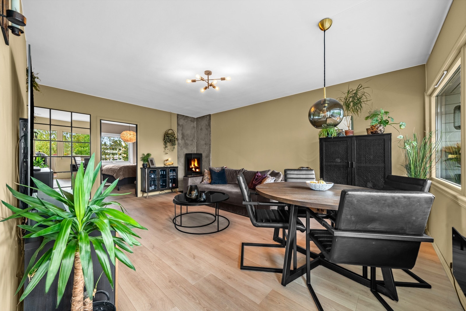 Det er plass til både sofagruppe, tv-møbel og spisebord Galleribilde