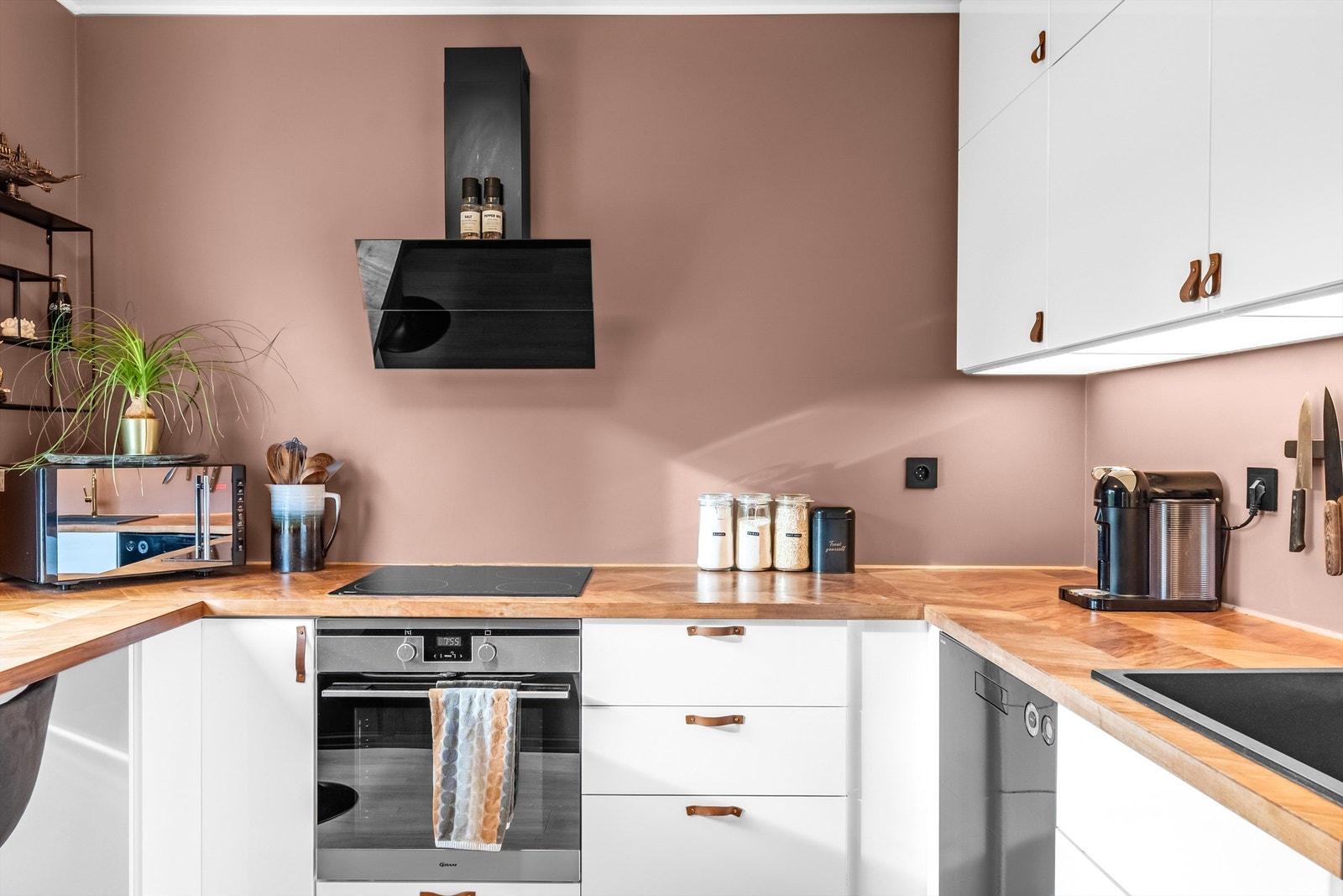 Kjøkkenet ble pusset opp i 2018 og er et lekkert rom Galleribilde