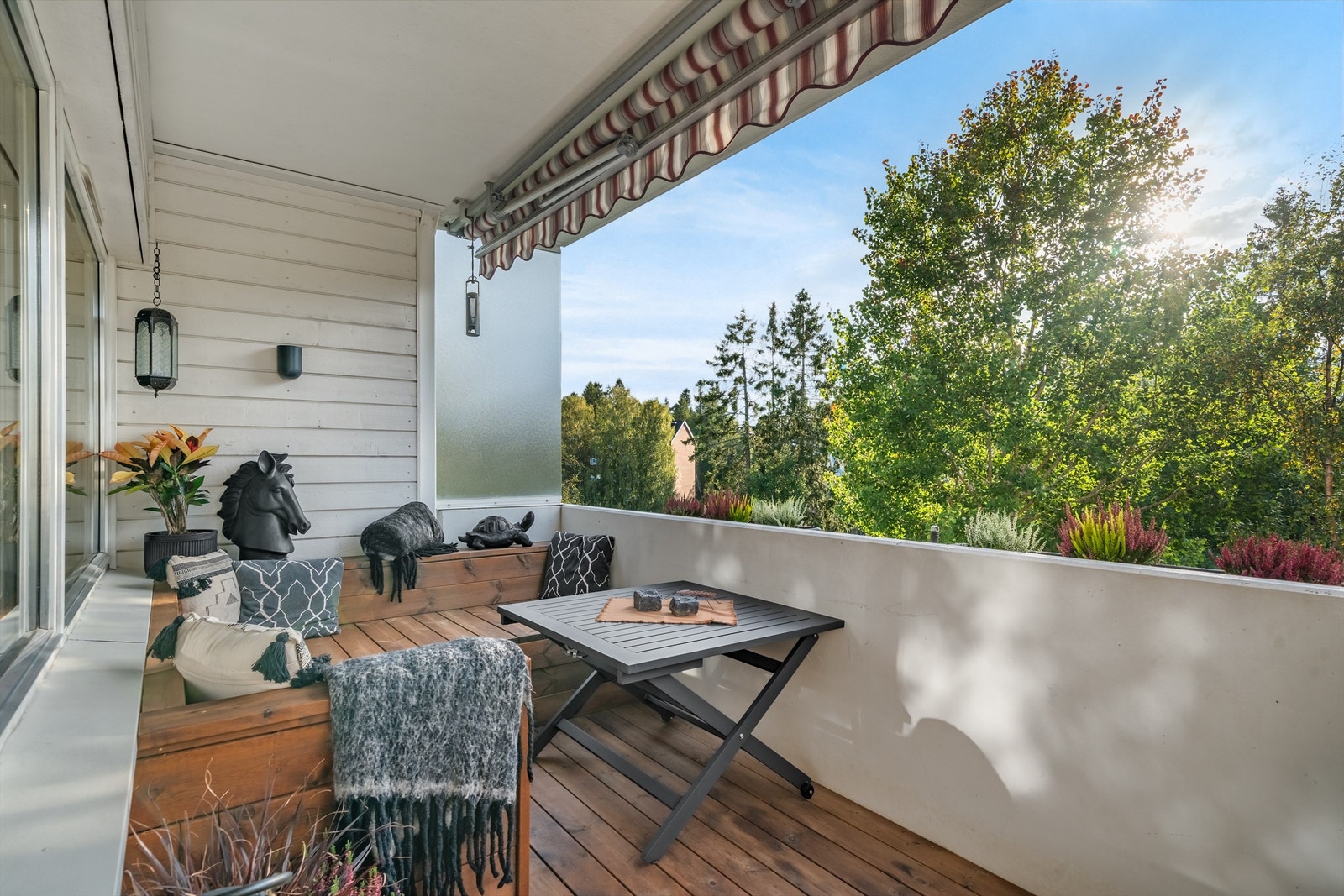 Balkongen er vestvendt og overbygd og er på ca. 8 kvm Galleribilde