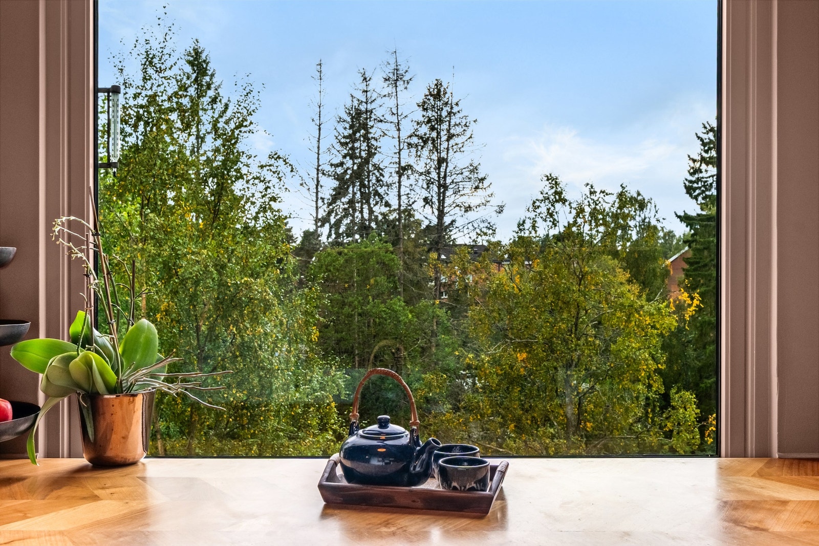 Det er spiseplass med barløsning under vinduet Galleribilde