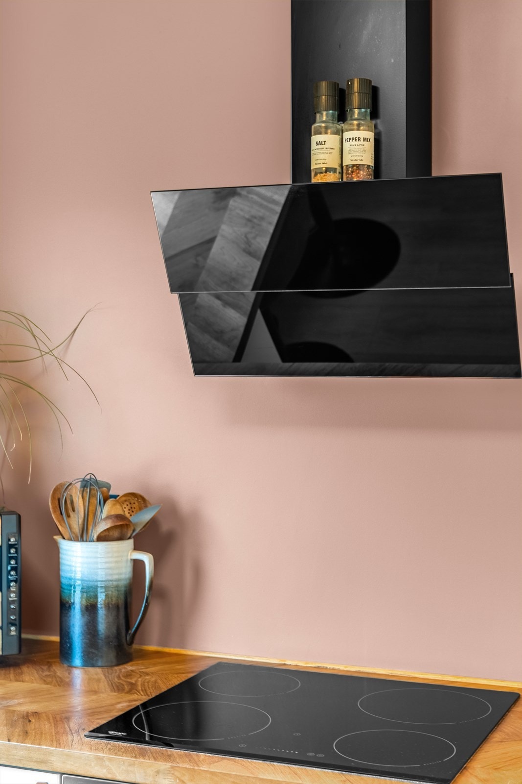 Innredningen er i moderne stil som kler leiligheten godt med lyse, glatte fronter, benkeplate av heltre som gir godt med arbeidsplass, samt nedfelt oppvaskkum av kompositt Galleribilde