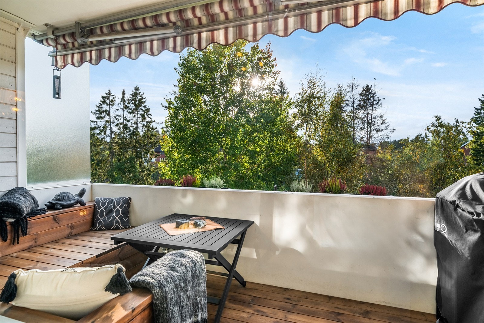 Det er luftig utsikt til flott grøntareal fra balkongen Galleribilde