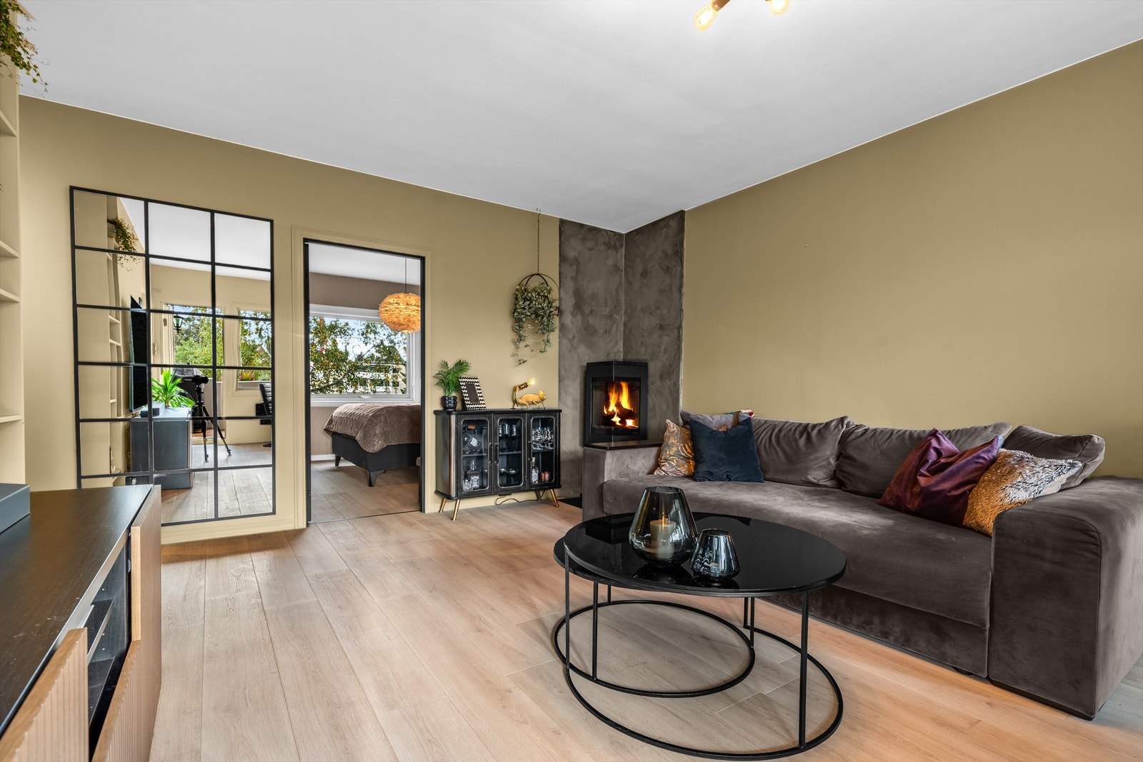 Stuen ble pusset opp i 2020 med nytt laminatgulv Galleribilde