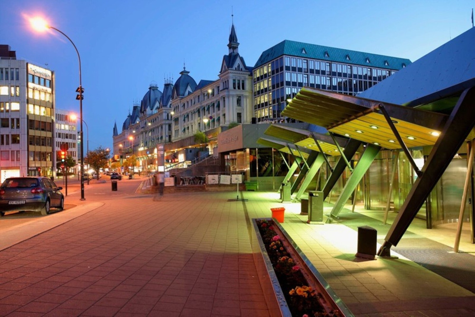 Nationalteateret stasjon med både t-bane, tog og flytog. Galleribilde