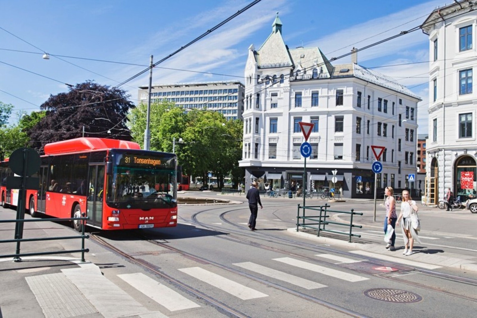 Knutepunktet Solli plass med det meste er servicetilbud like i nærheten. Galleribilde