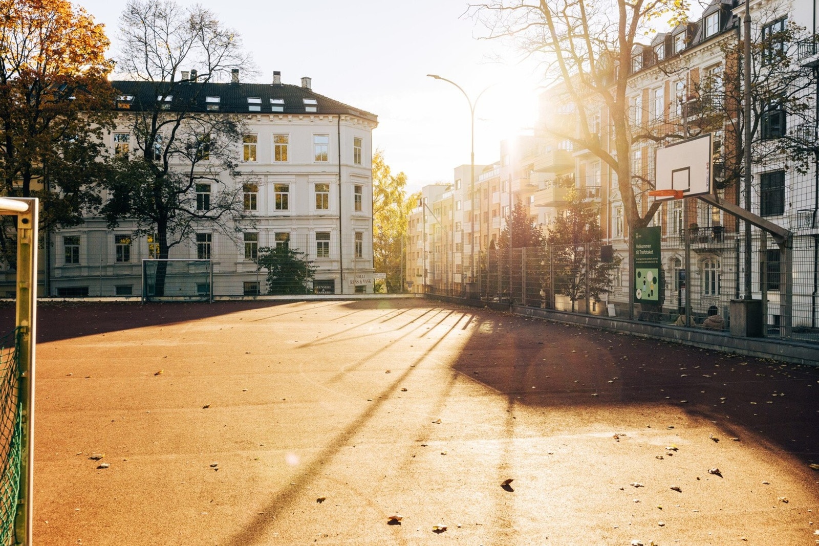 "Trafotaket" i Reichweins gate er like utenfor døren med både ballplass og tuftepark. Galleribilde