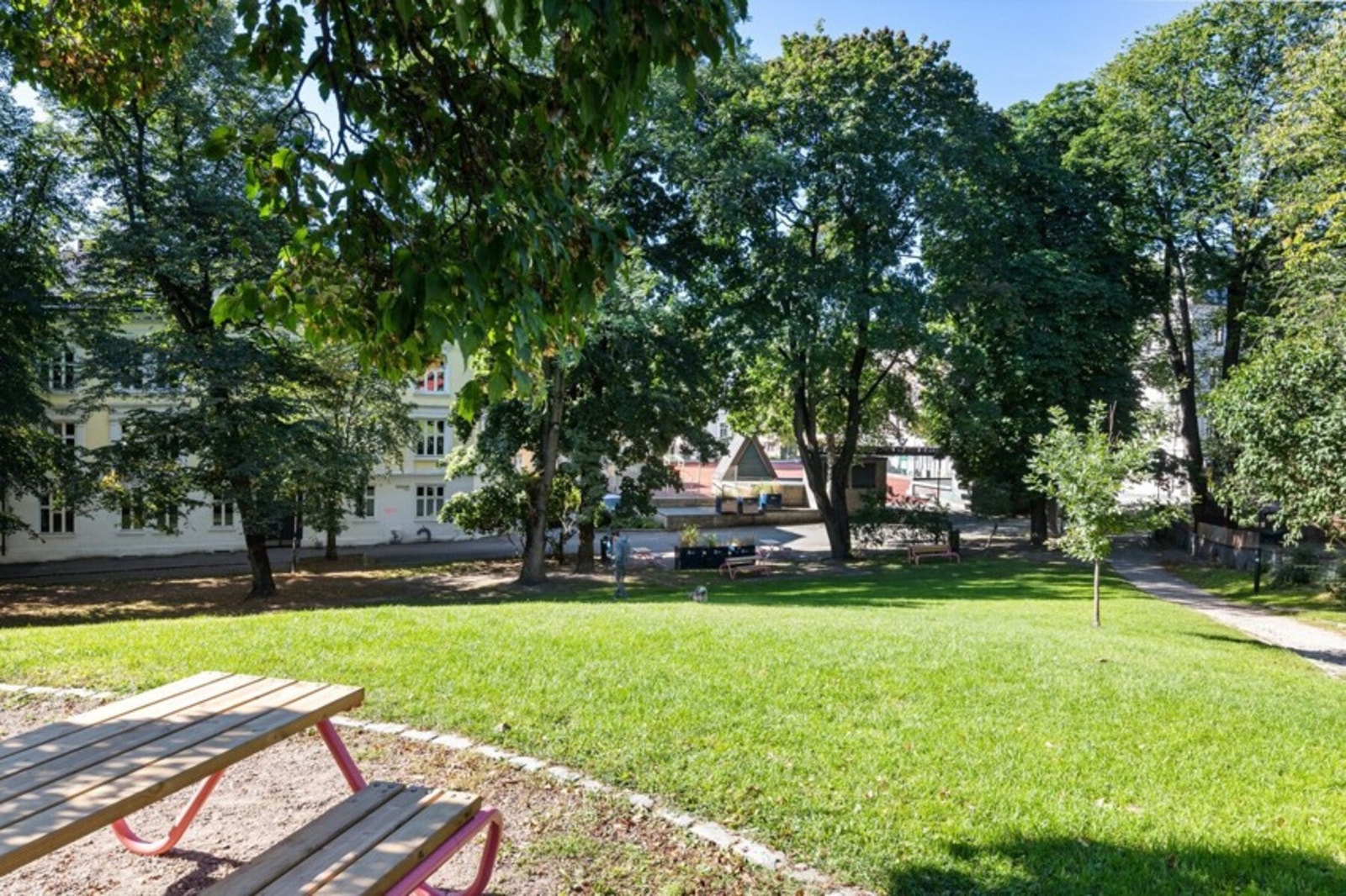 Reichweins park, ca. 50 meter unna. Galleribilde