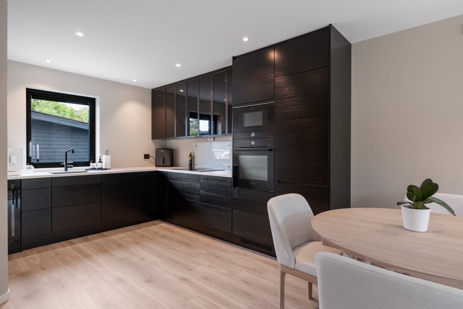 Kjøkkenet har overskap, underskap og høyskap med glatte fronter, benkeplate av stein eller tilsvarende, kjøl/fryseskap, oppvaskmaskin, platetopp, micro, stekeovn, vinskap, vannstoppsystem og komfyrvakt. Galleribilde