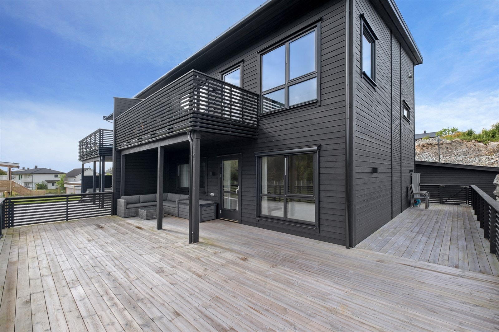 Leiligheten har stor terrasse mot syd og her er svært gode solforhold. Galleribilde