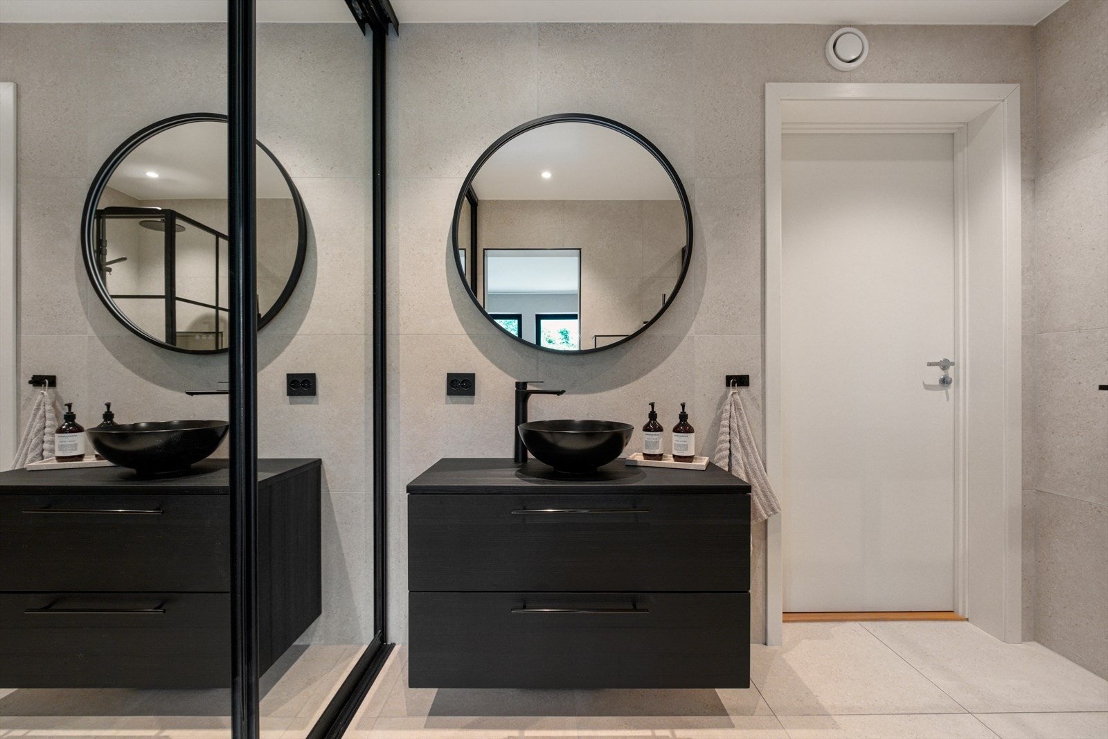 Rommet har lekker baderomsinnredning, servant og dusjvegger/hjørne. Galleribilde