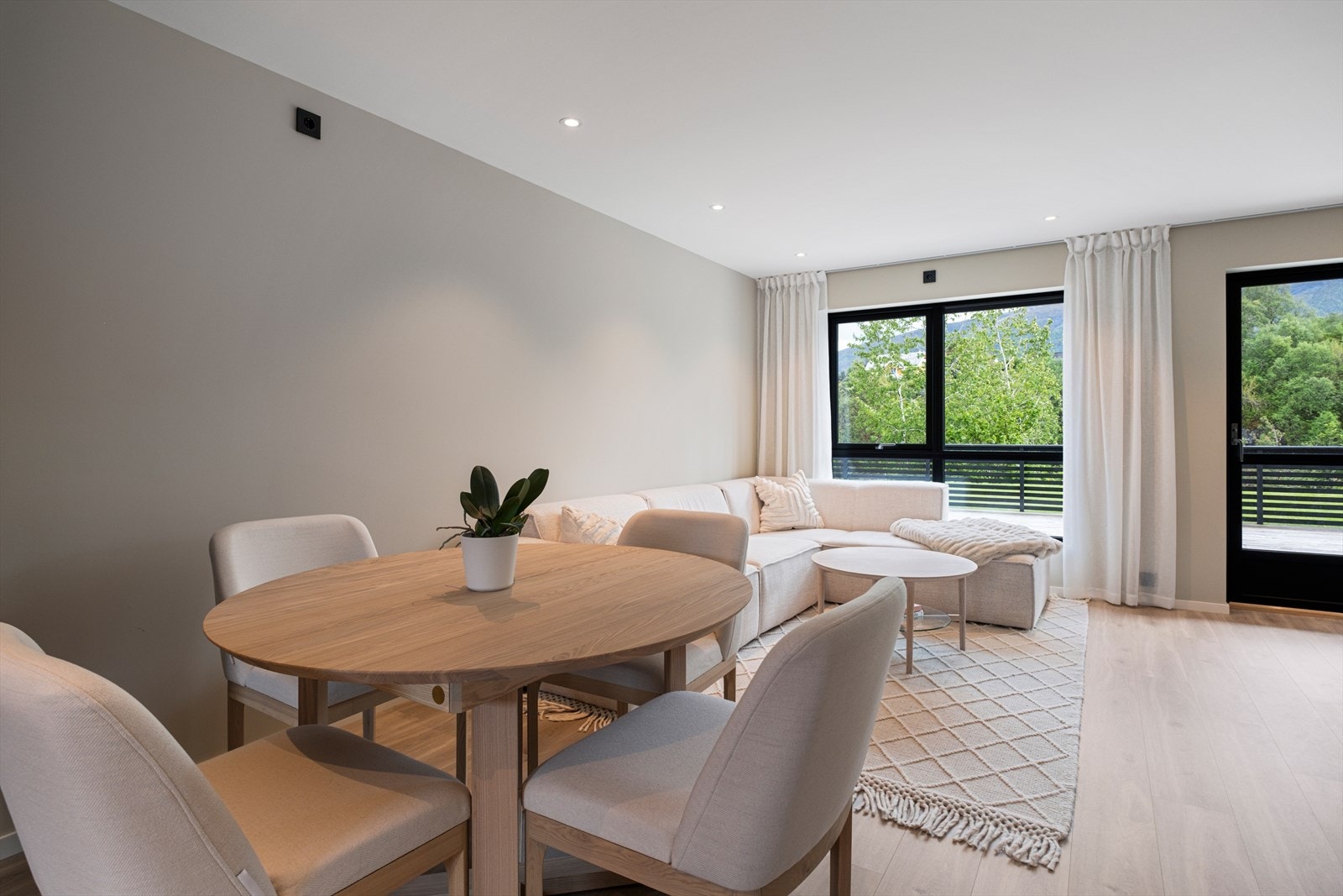 Plass til både spisestue og sittegruppe Galleribilde