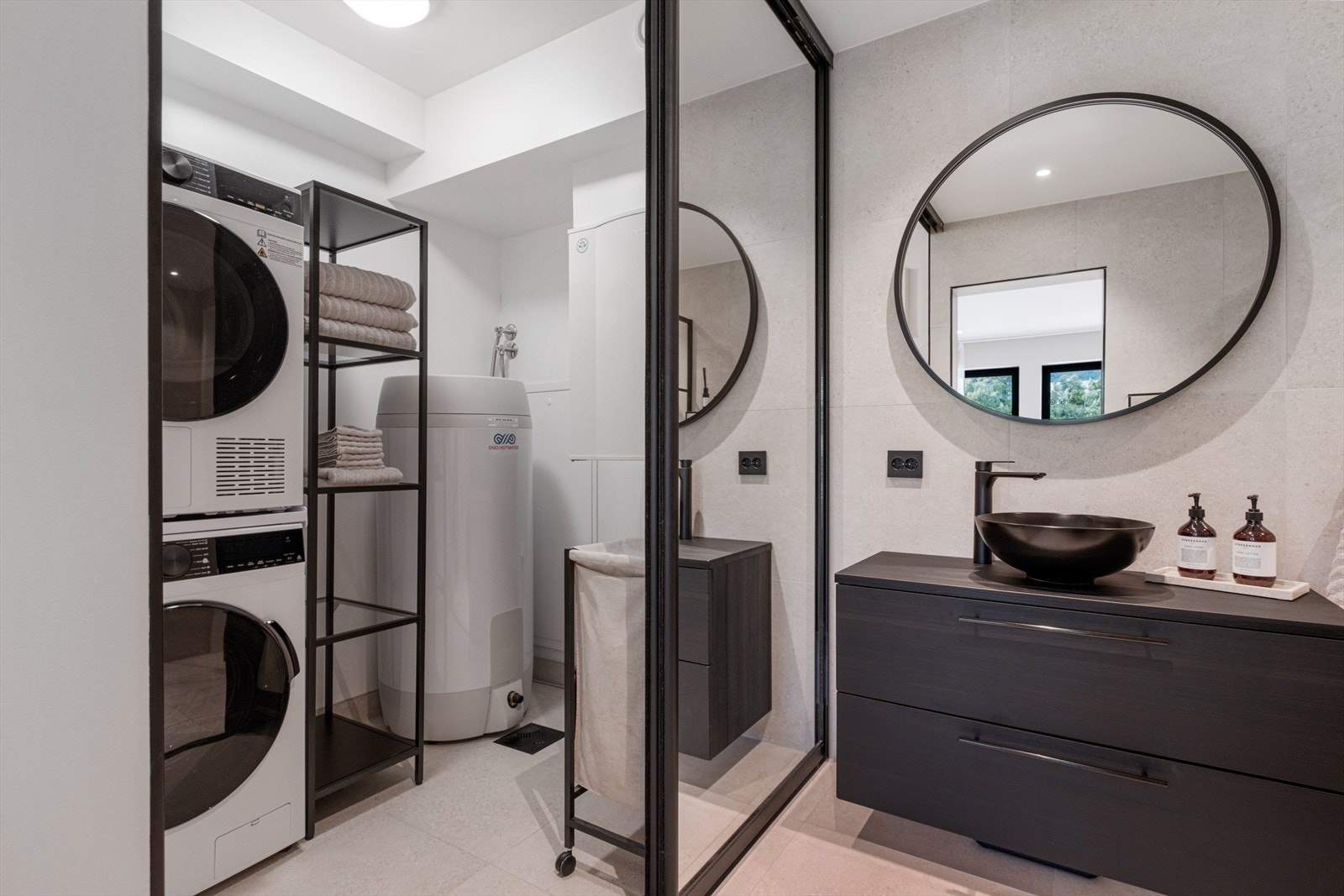 Egen nisje med opplegg for vaskemaskin, tørketrommel, varmtvannsbereder, vannfordelerskap, balansert ventilasjonsanlegg og sikringsskap. Galleribilde