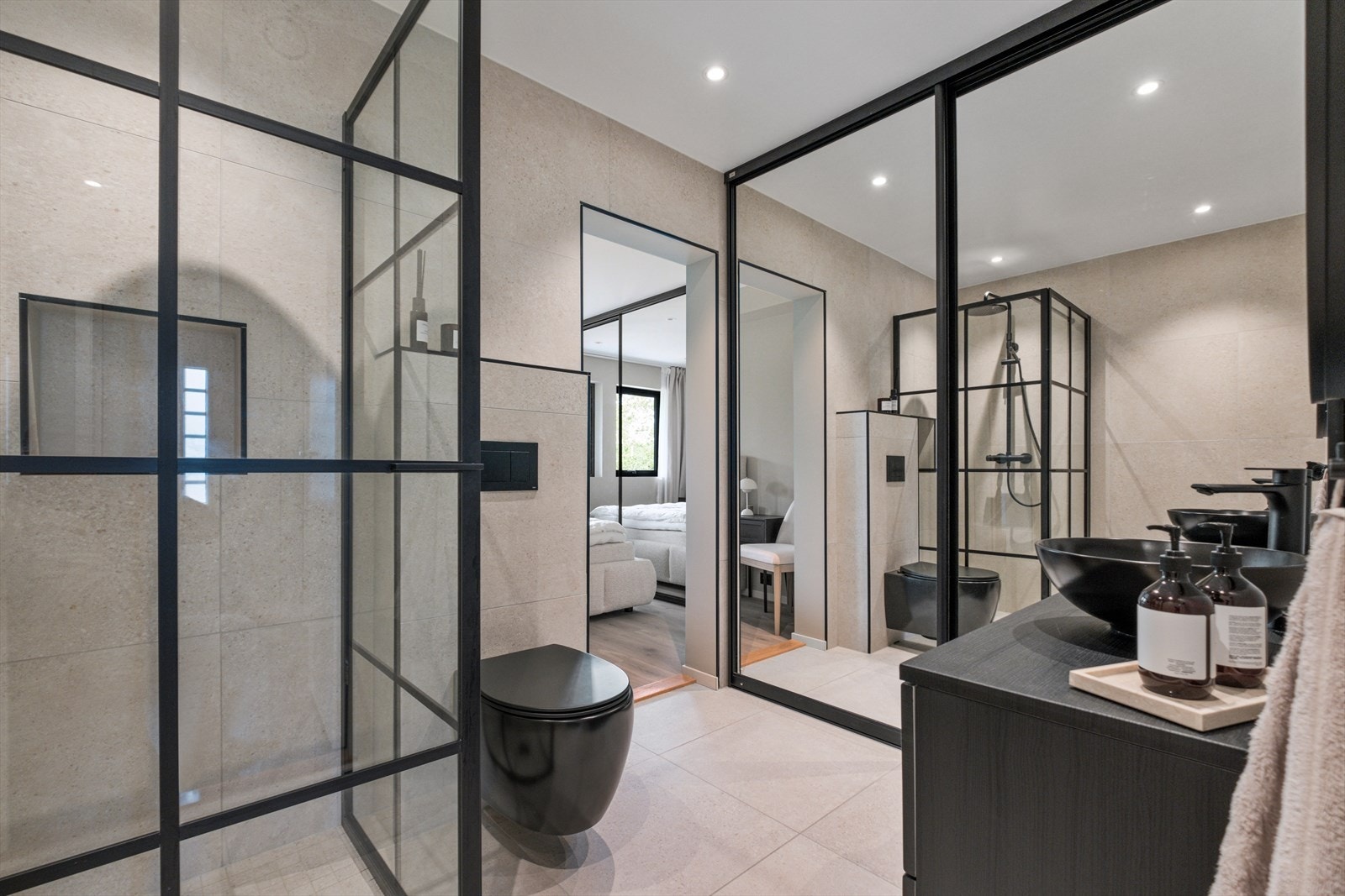 Påkostet bad med stilfull innredning. Veggene har fliser og malte plater i vaskeromsdelen. Taket er har malte flater. På gulv er det fliser med varmekabler. Galleribilde