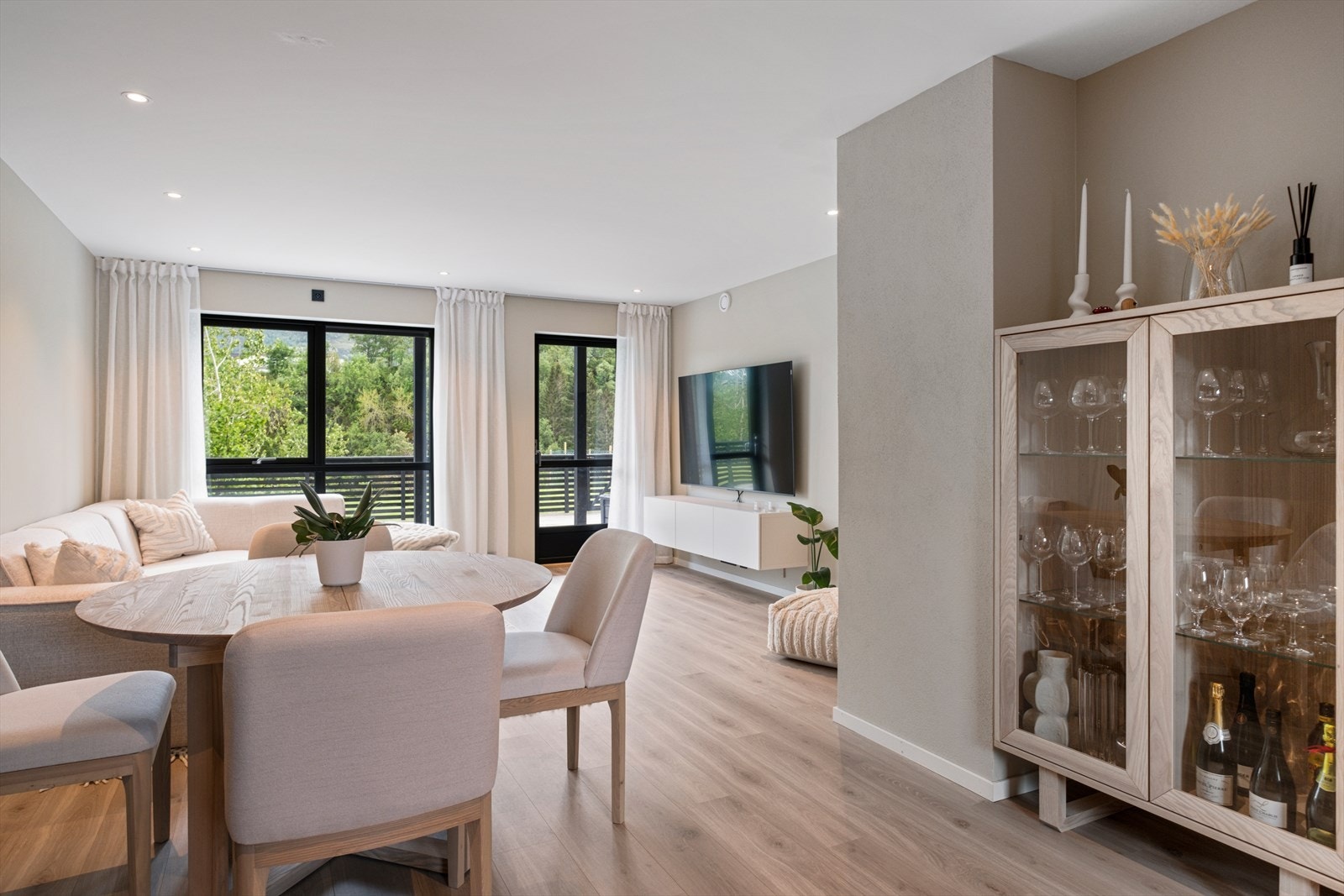 Stuen har vinduer mot syd som gir mye naturlig lys inn i boligen Galleribilde