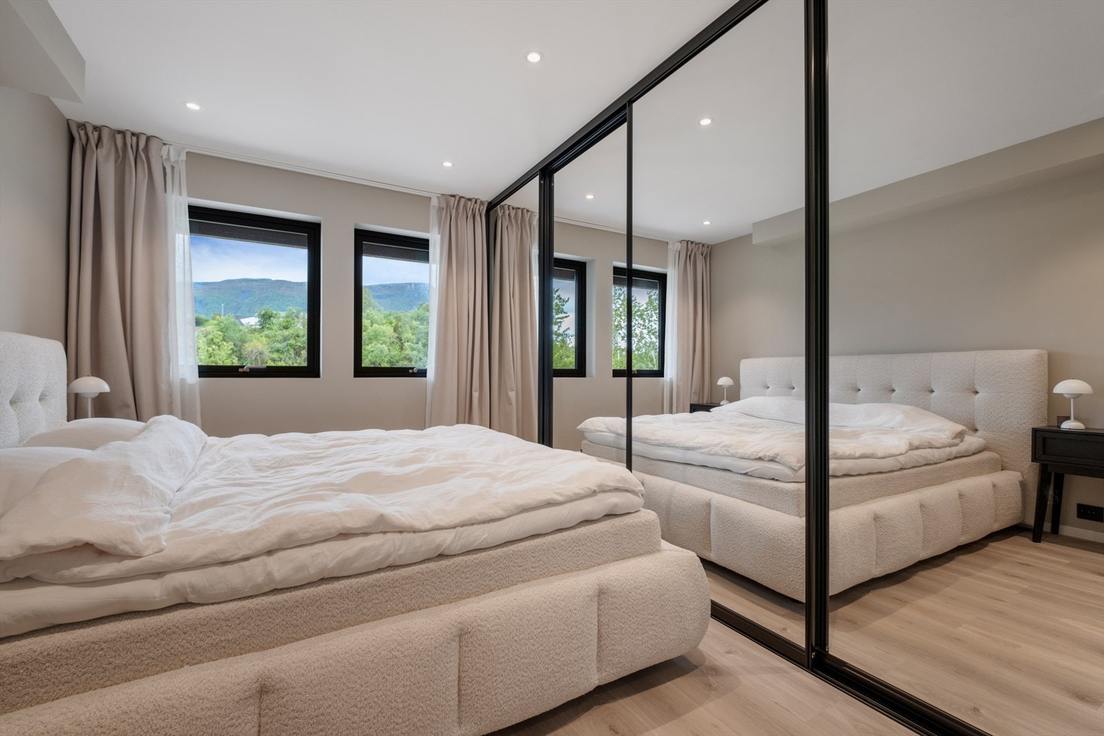 Hovedsoverom med stor garderobe Galleribilde