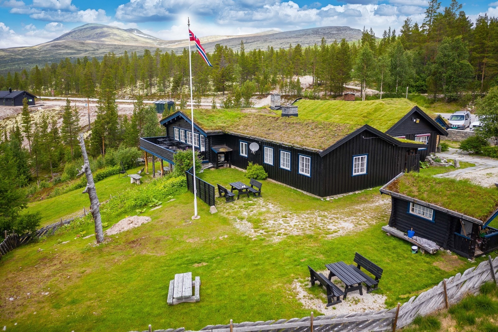 Romslig tomt med flere utesitteplasser og flott utsikt. Galleribilde