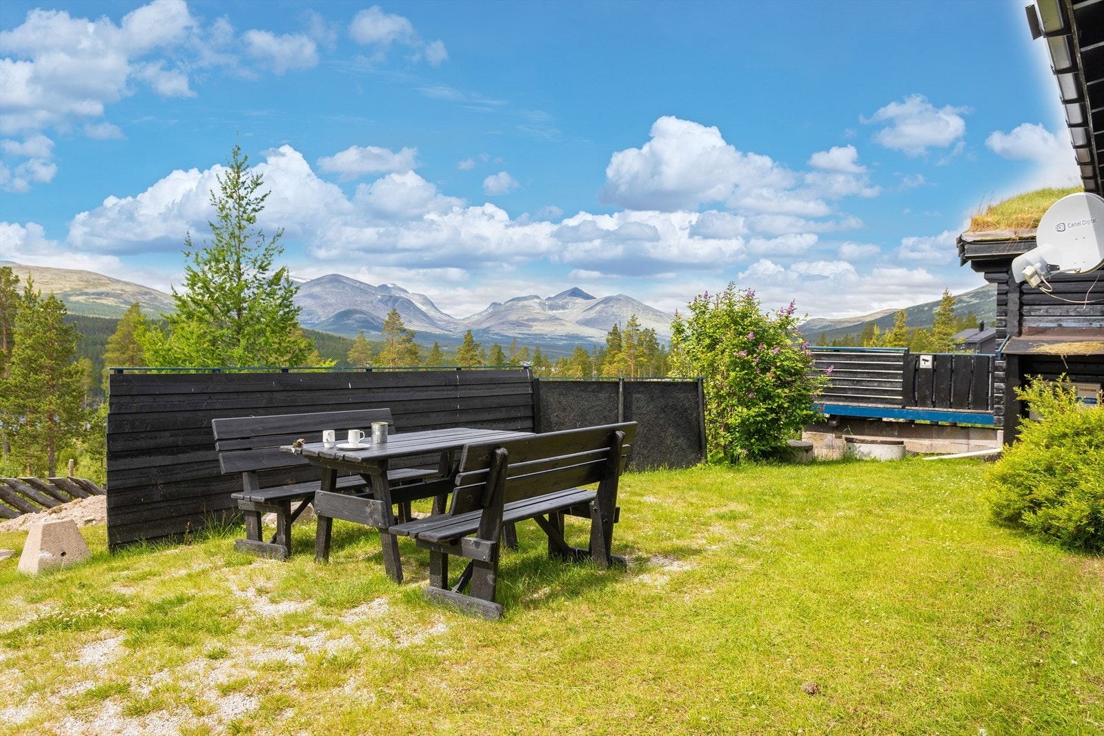 Uteområdet kan by på flere sittebenker- og plasser. Galleribilde