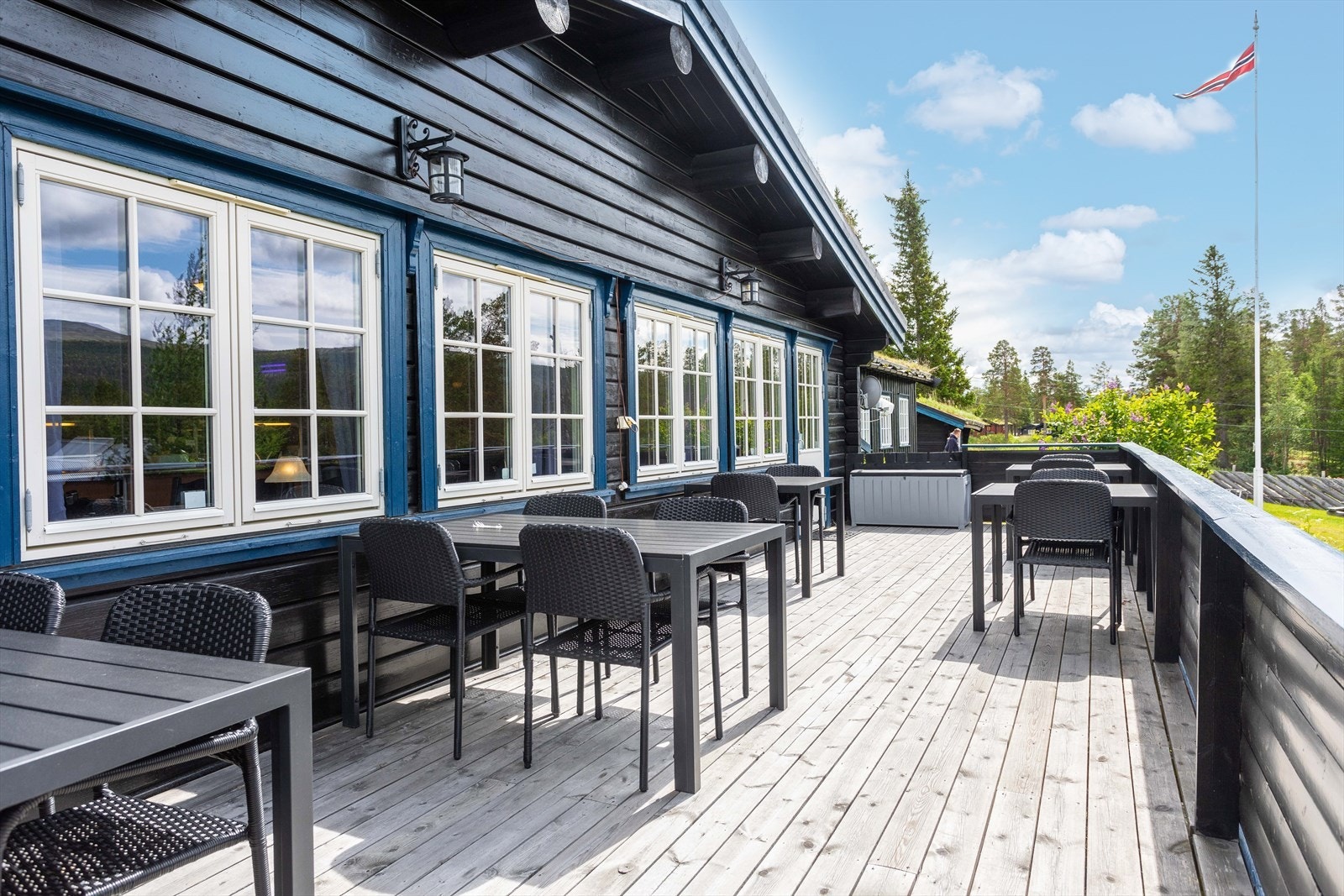 Terrasse utenfor Sohlbergstua med knall solforhold. Galleribilde