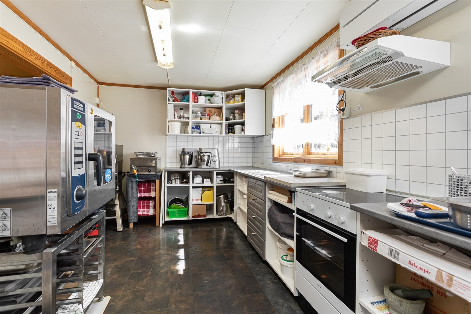 Fra den indre delen av kjøkkenet i kafeen. Galleribilde