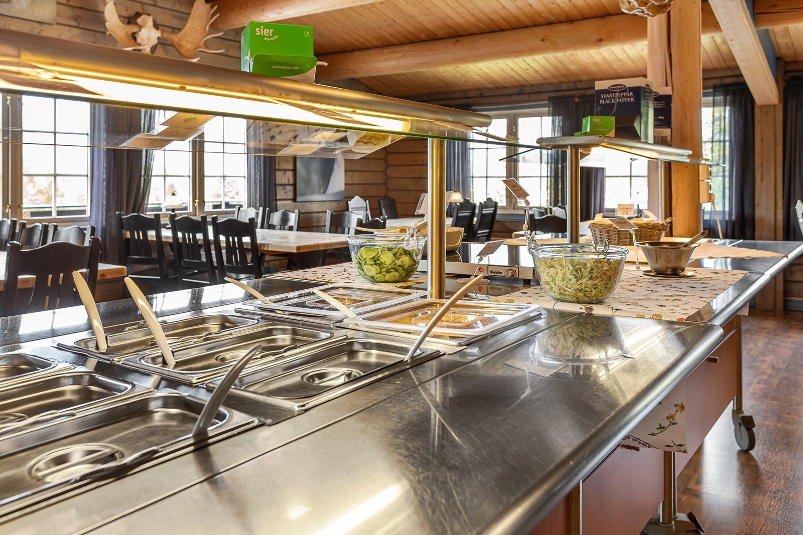 Buffetanretning i Sohlbergstua, som er plassert midt i rommet. Galleribilde