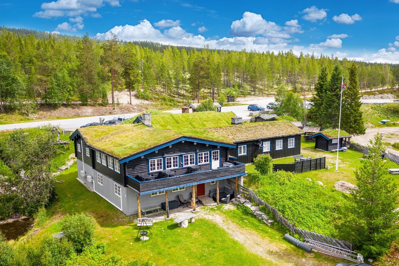 Kafeen ligger fint til, rett ved Nasjonal Turistvei. Galleribilde