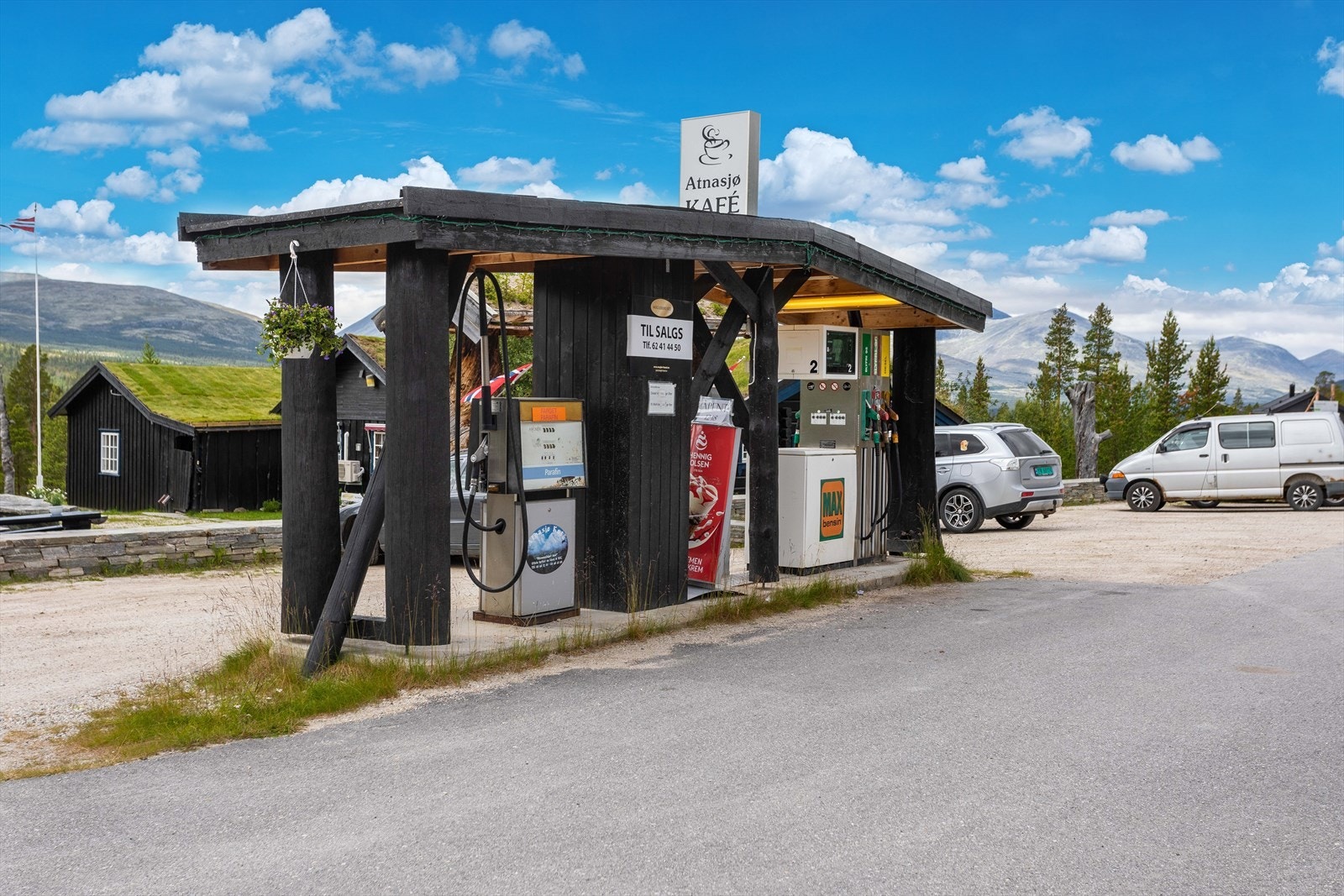 Det er drivstoffpumper ved kafeen for de som måtte trenge det. Galleribilde