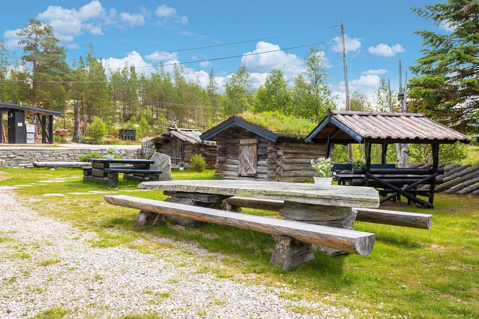 Stort steinbord utenfor kafeen. Galleribilde