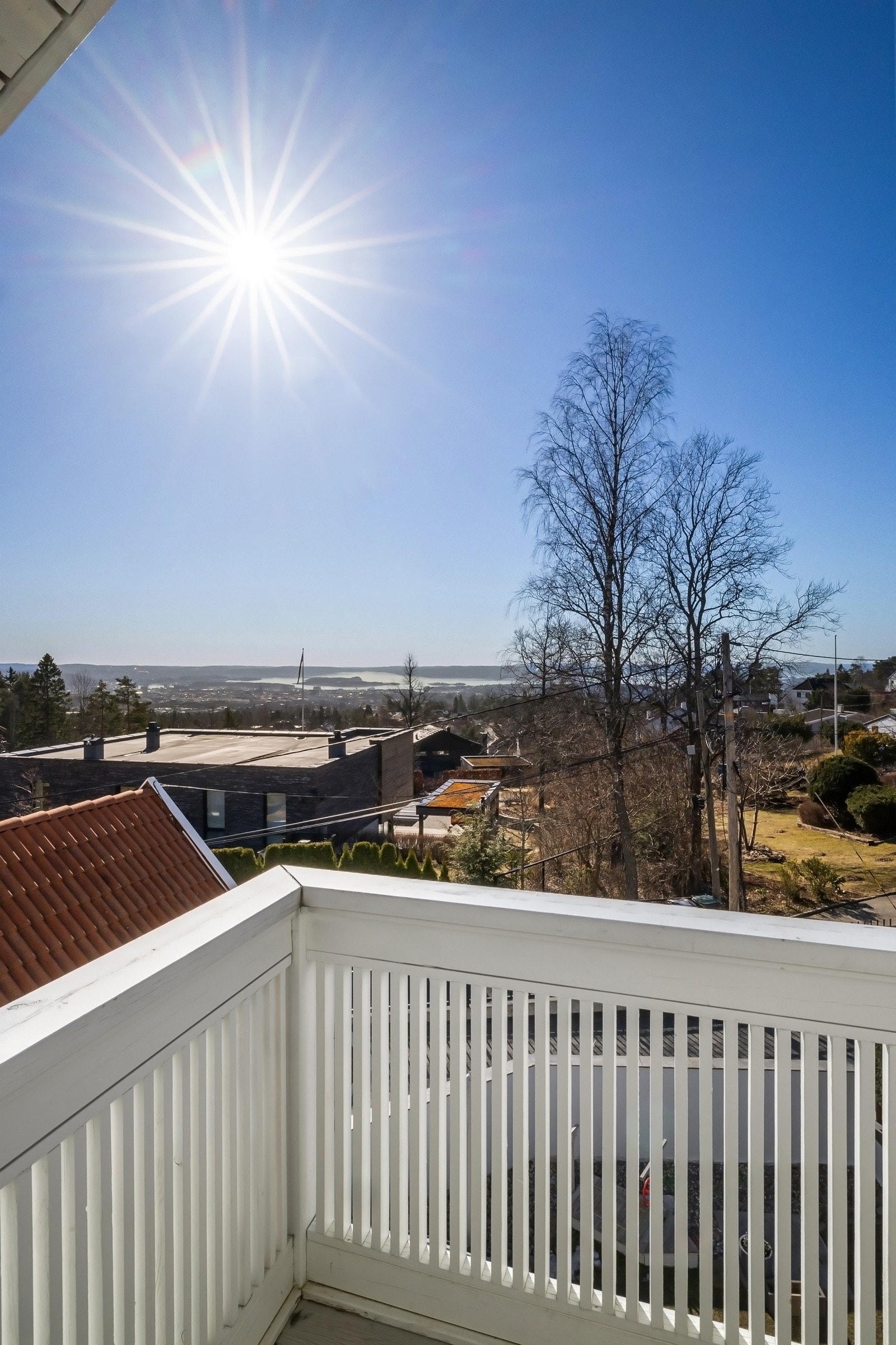 Utsiktsbalkong med adkomst fra disponibelt rom/tv-stuen i loftsetasjen. Galleribilde