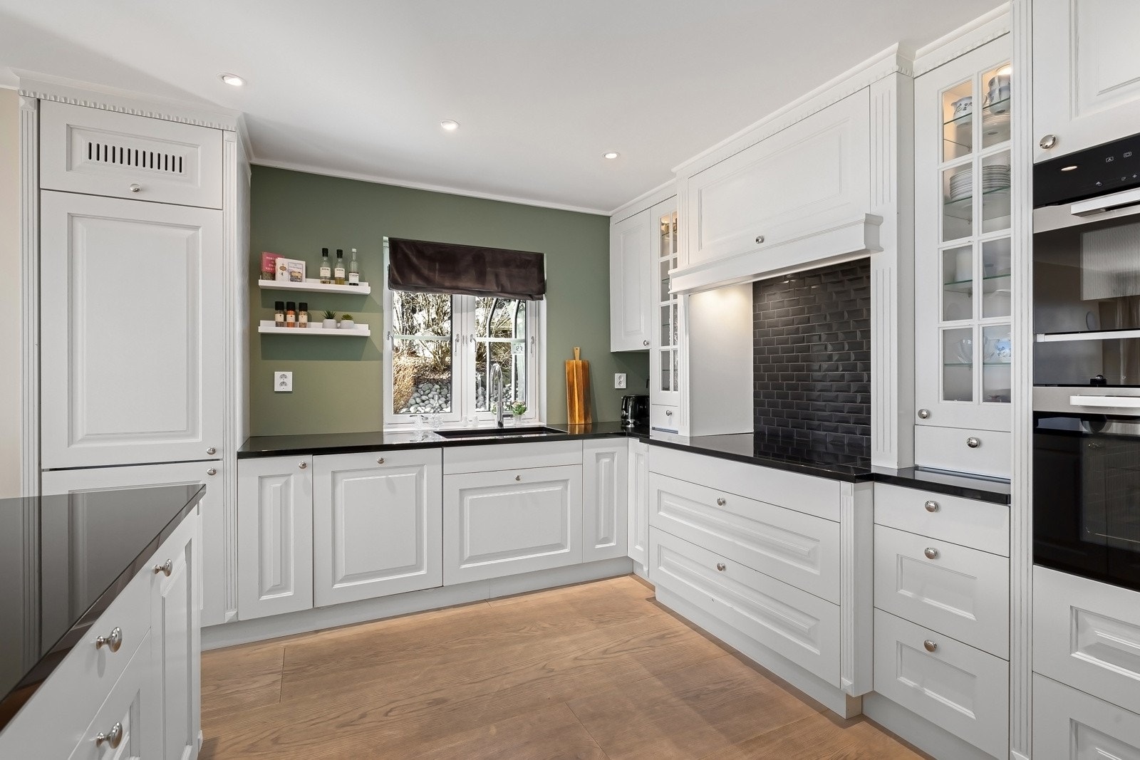 Kjøkkenet har listverk og pyntelister i samme stil som resten av huset. Galleribilde