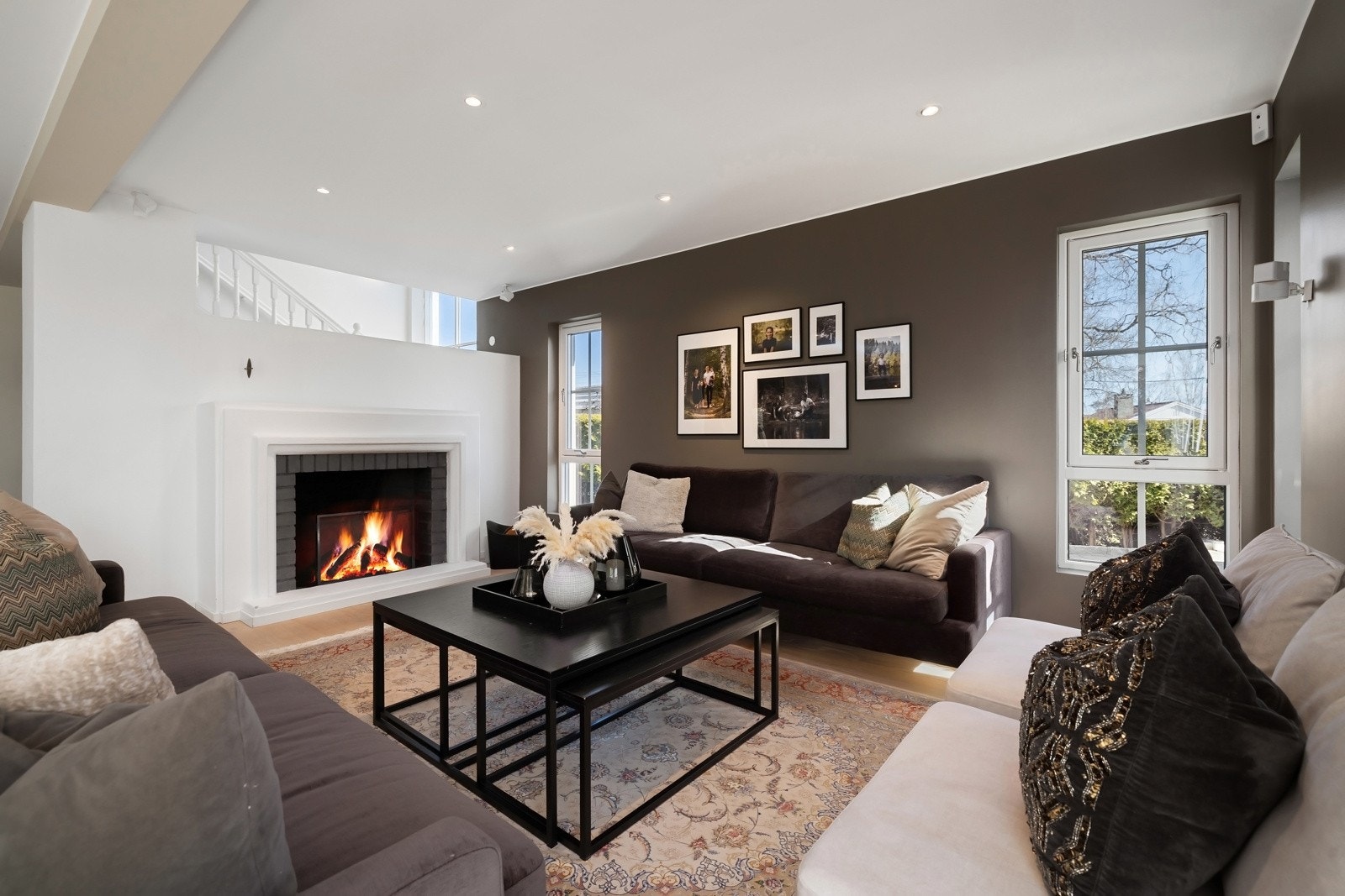 Lys og hyggelig stue med store vindusflater og koselig peis, gir en trivelig atmosfære i rommet. Galleribilde