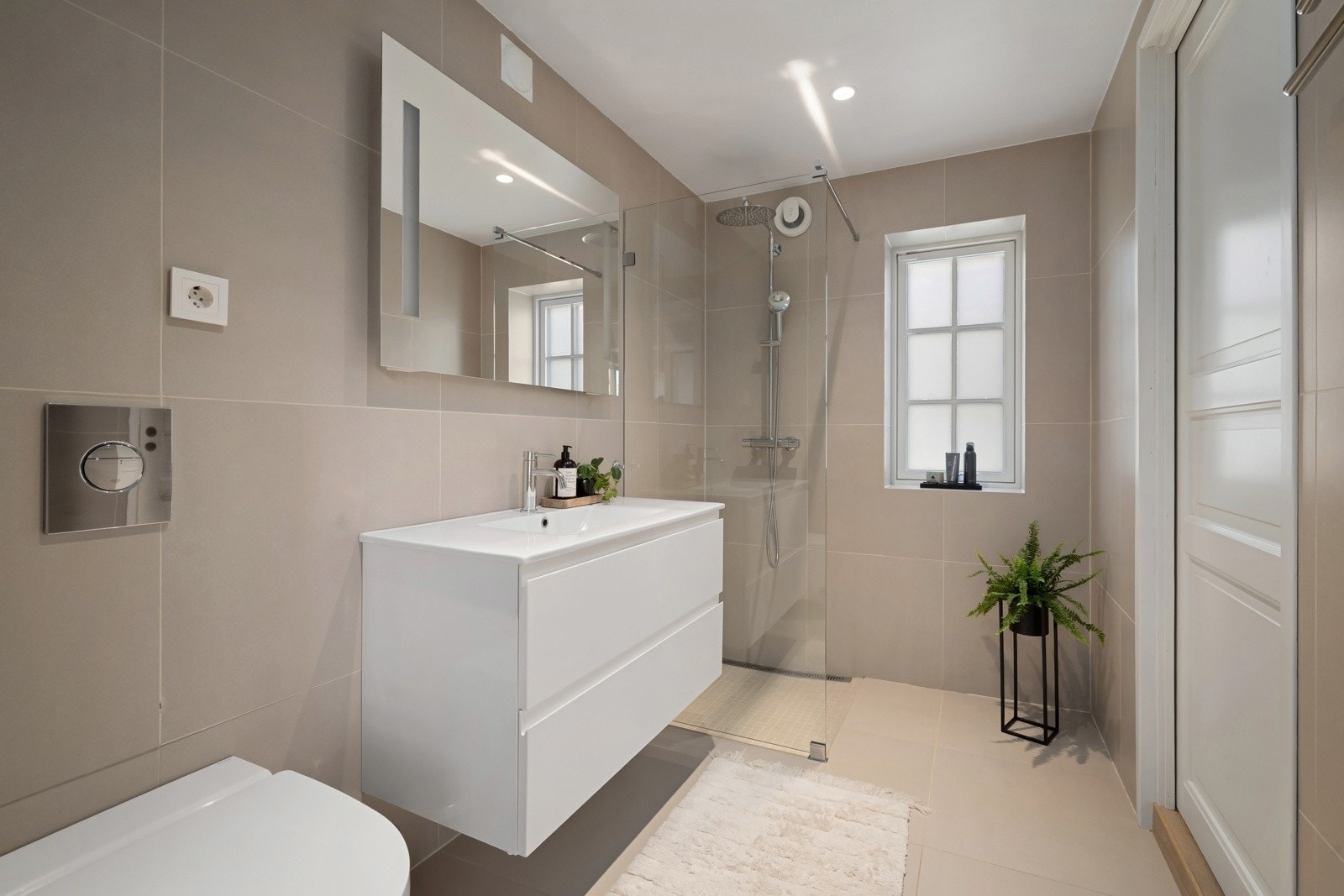 Baderom/gjestebad i boligens hovedetasje. Galleribilde