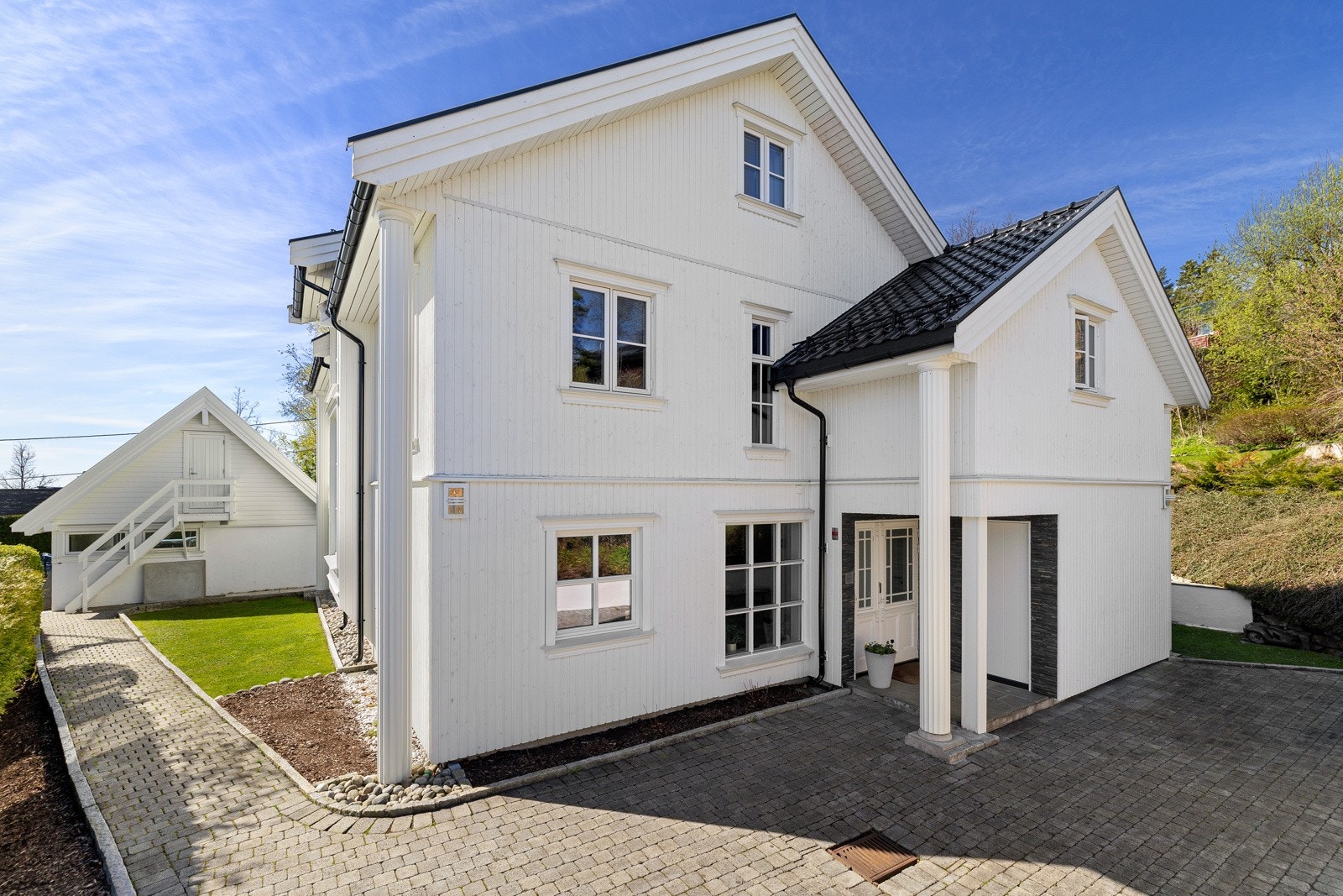 Samme stil som søylene er det valgt ytterdør fra Modum Industrier AS, som lager klassiske ytterdører med høy kvalitet. Galleribilde