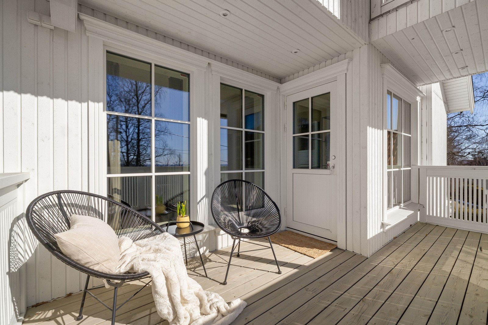 Utgang fra tv-stue til romslig og solrik balkong i 2 etg (ca 9 kvm). Galleribilde