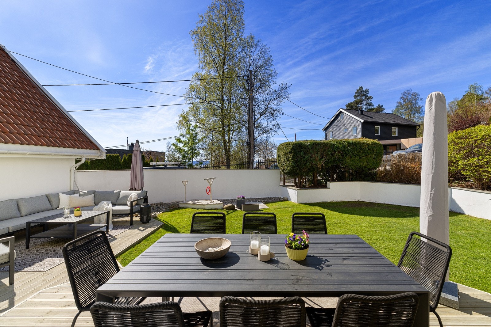 Utgang fra spisestuen, til stor terrasseplatting (ca 34 kvm) og pent opparbeidet hage. Galleribilde