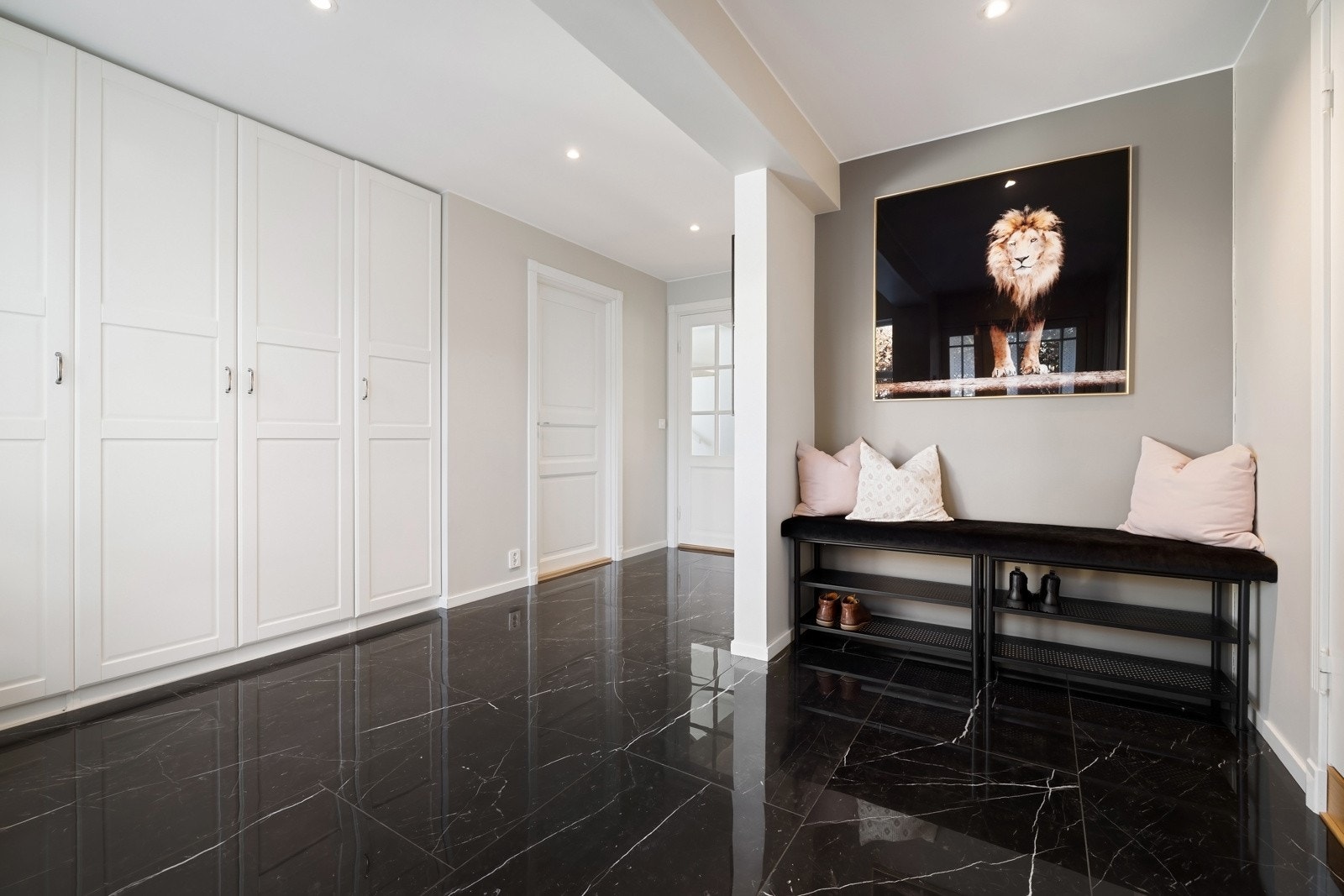 Stor garderobe i hall/entré, ivaretar god oppbevaring av yttertøy for hele familien. Galleribilde