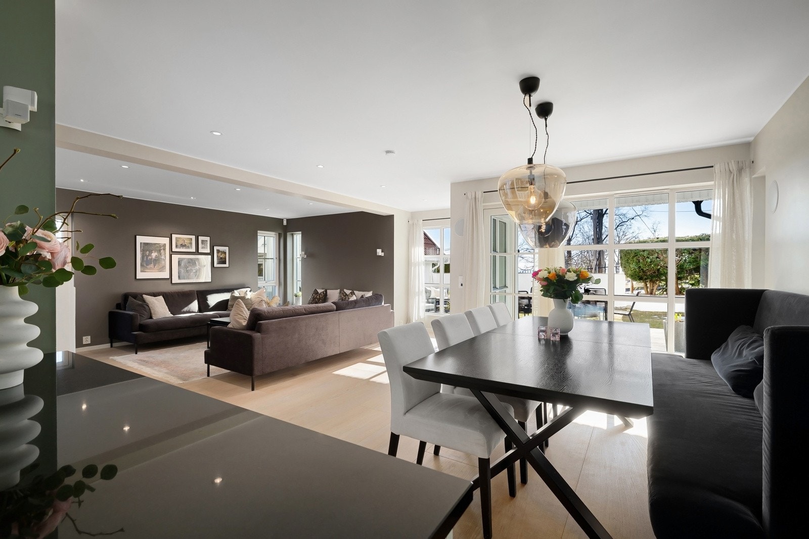 Spisestuedel i nær tilknyttning til kjøkkenet, med utgang til stor terrasseplatting. Det foreligger godkjent rammetillatelse for utvidelse av spisestuen, i lengde med balkongen over (ca 6 kvm). Selger kan eventuelt bistå med utvidelse om ønskelig. Galleribilde