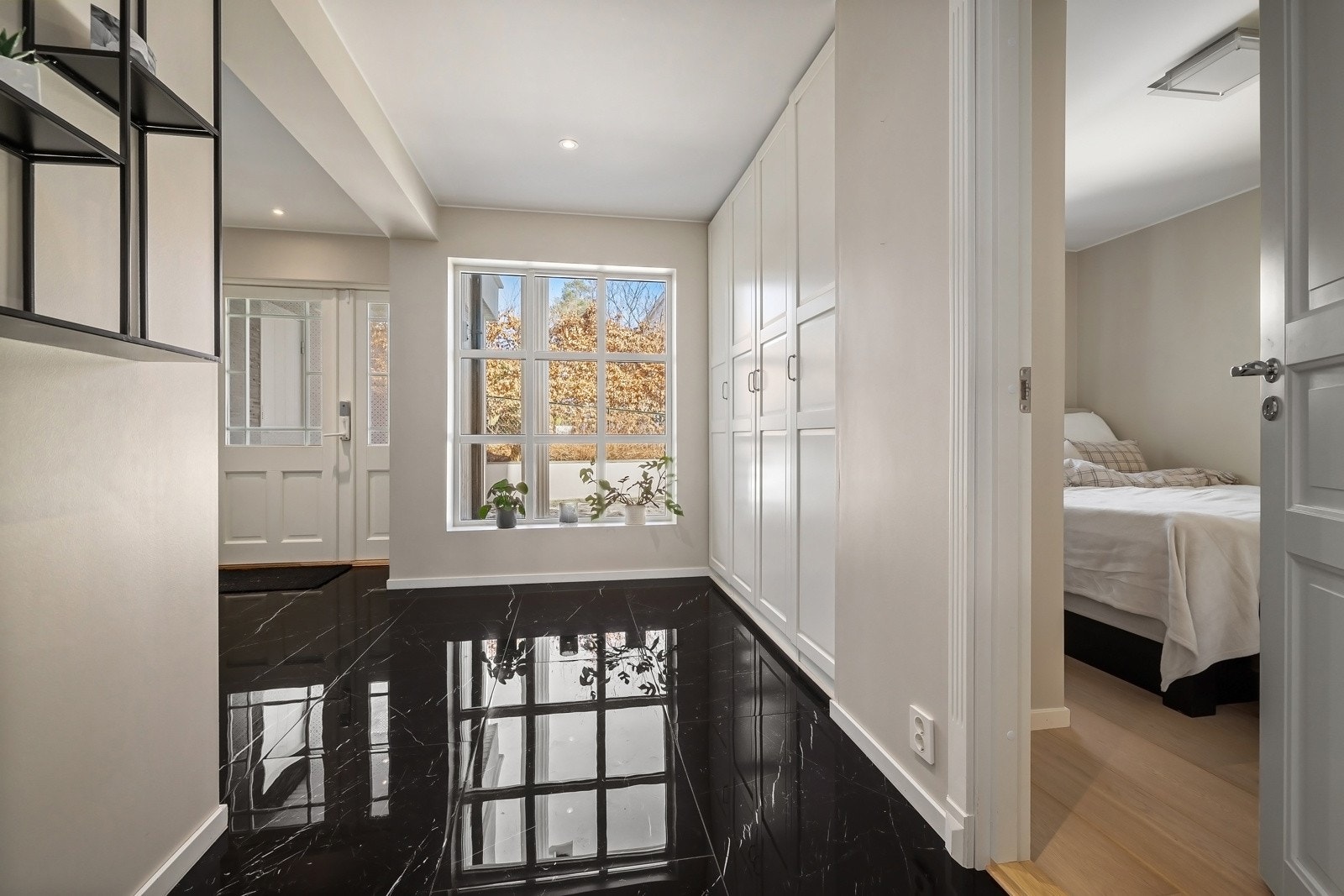 Italienske fliser i entré/hall, type Marquinia Glossy 60x120 av høy kvalitet. Galleribilde