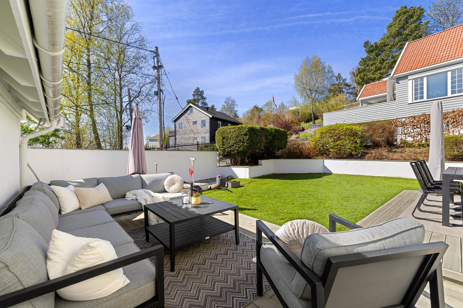 Boligen har flotte utesoner med bl.a. 2 store utsikts balkonger, store markterrasser og plen. Galleribilde