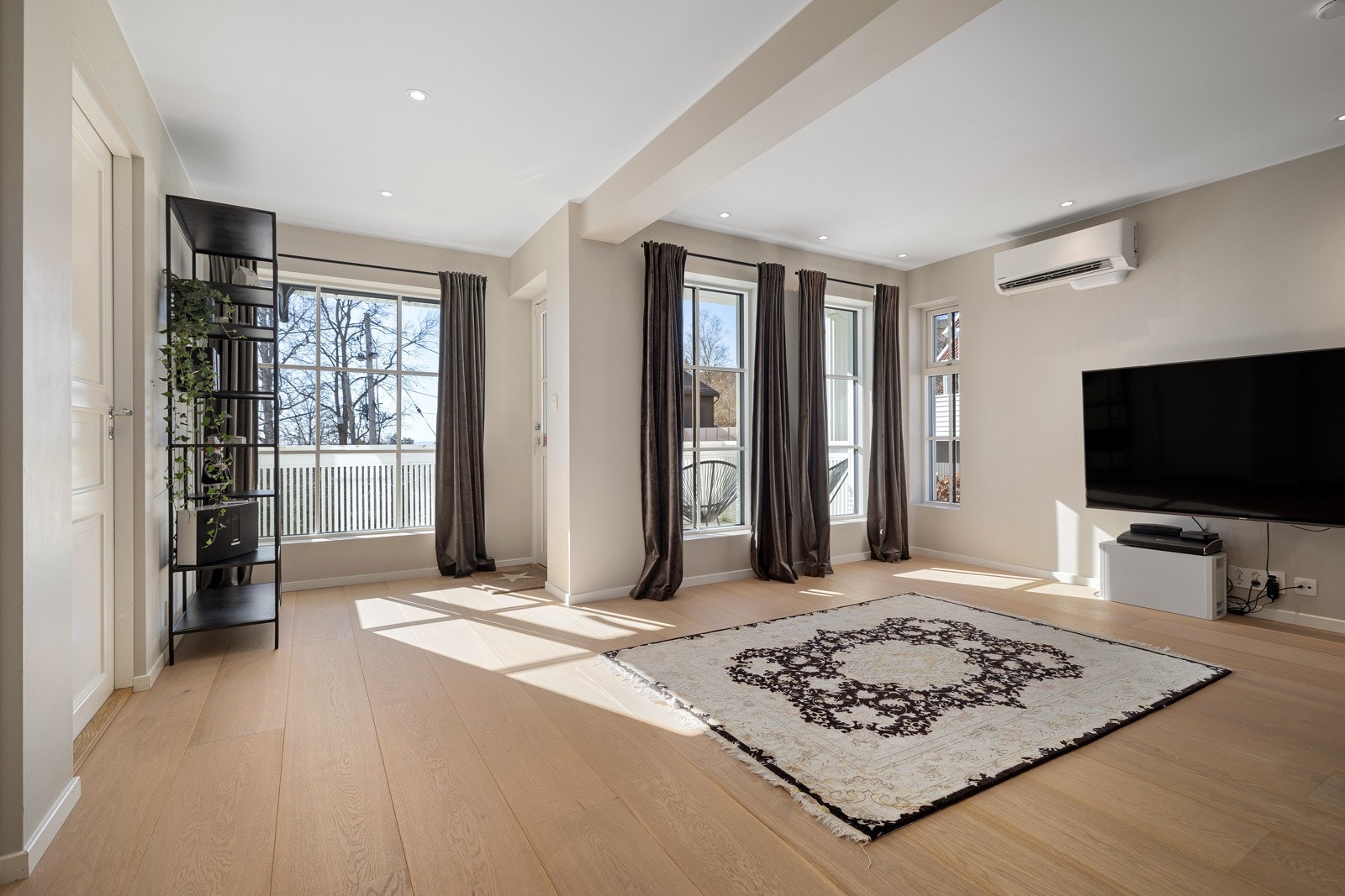 Stor og praktisk tv-stue, tilknyttet soverommene til barna. Galleribilde