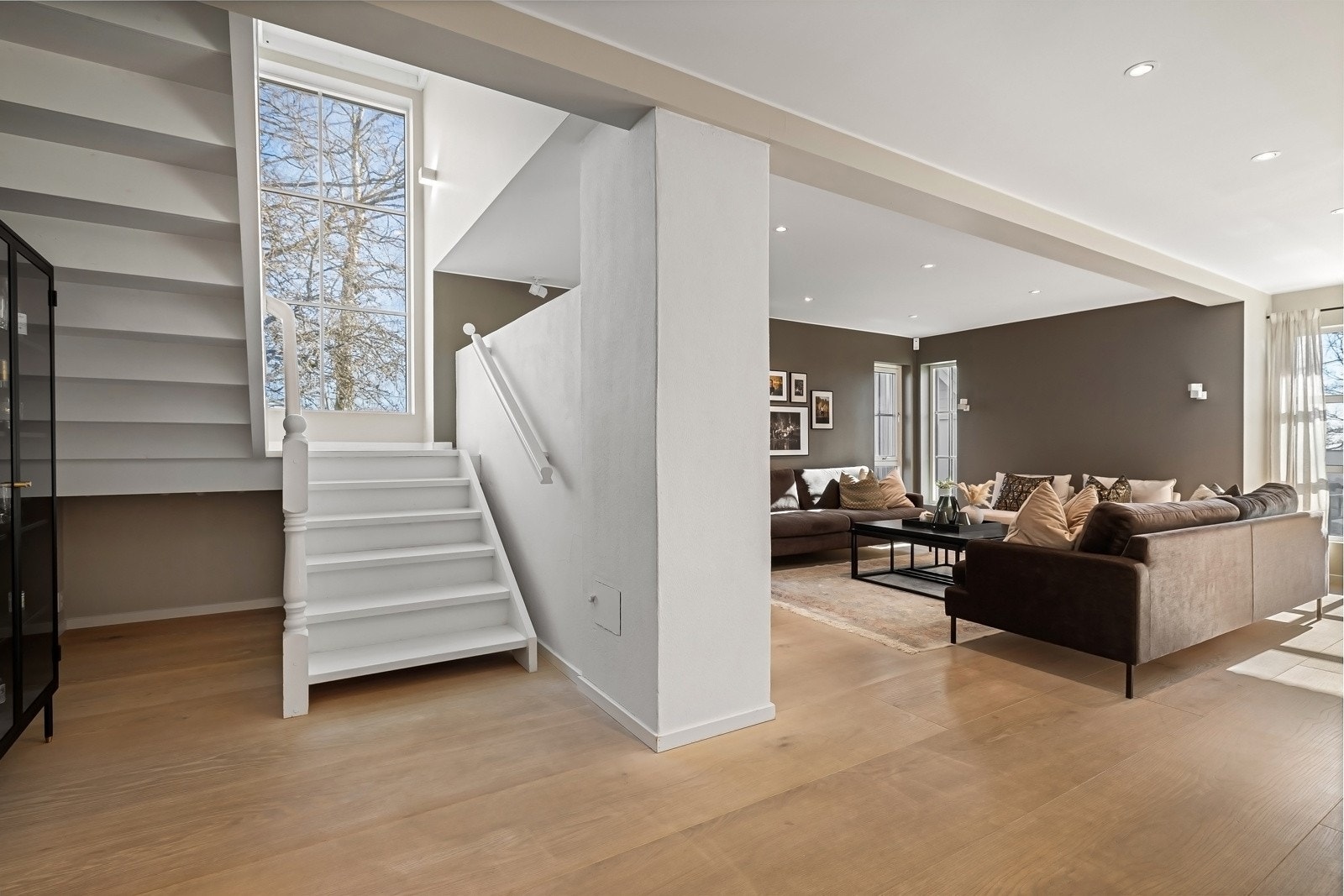 Det er installert integrert lydanlegg i store deler av boligen, med innfelte høytalere. Galleribilde