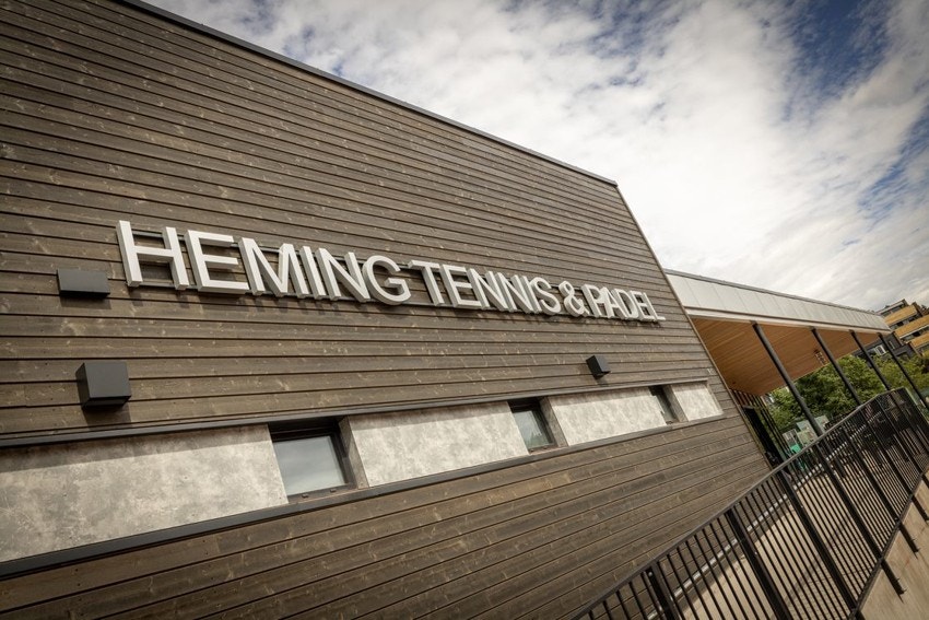 Heming Tennis har nylig fått nytt klubbhus og innendørs padel baner. Galleribilde